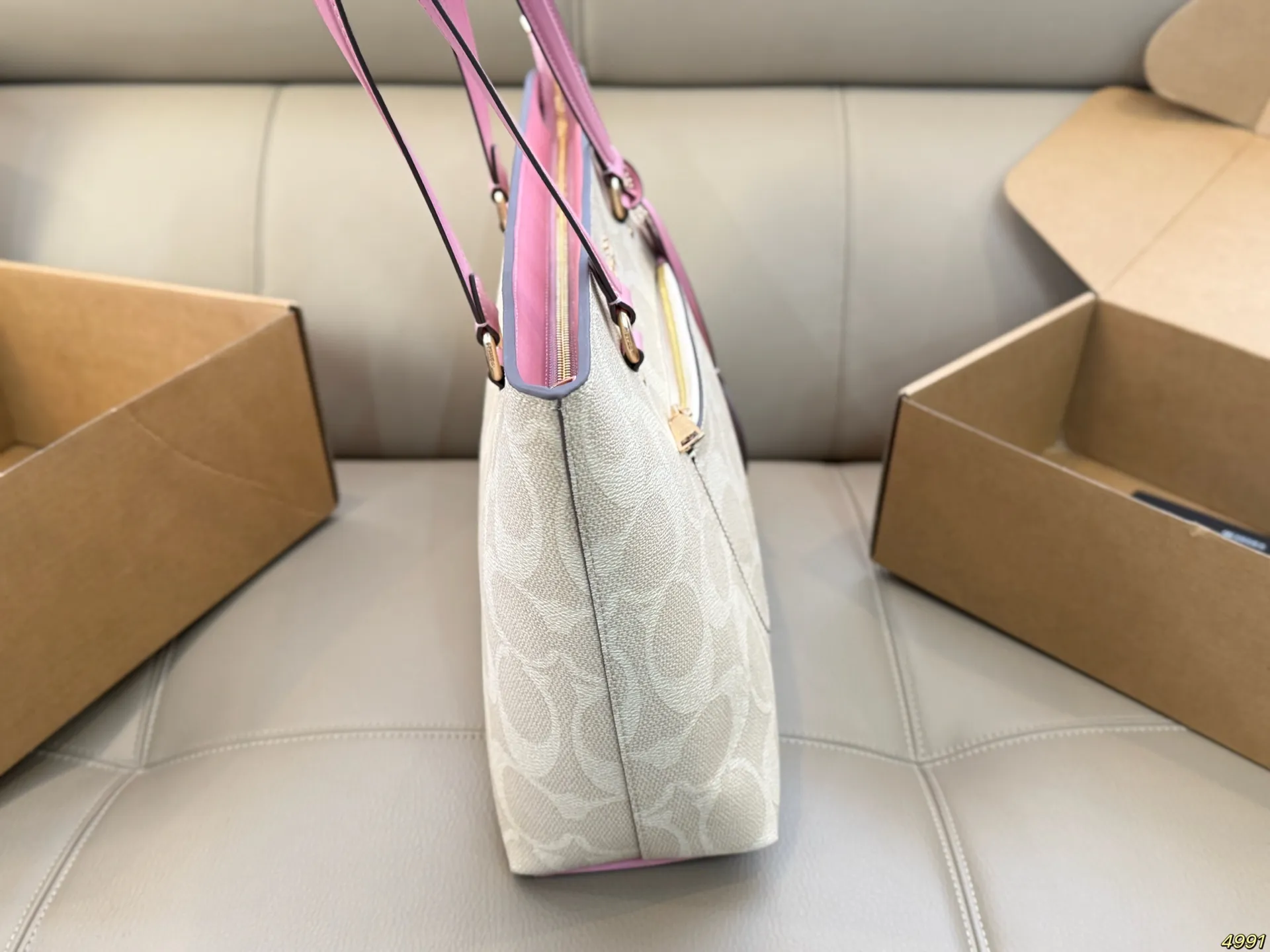 &yen;185 蔻驰COACH托特包水桶包 心动一亿遍！ 百搭 而且不挑身型 轻松搭出高级感 ！ 身边闺蜜人手一个 尺寸37 27