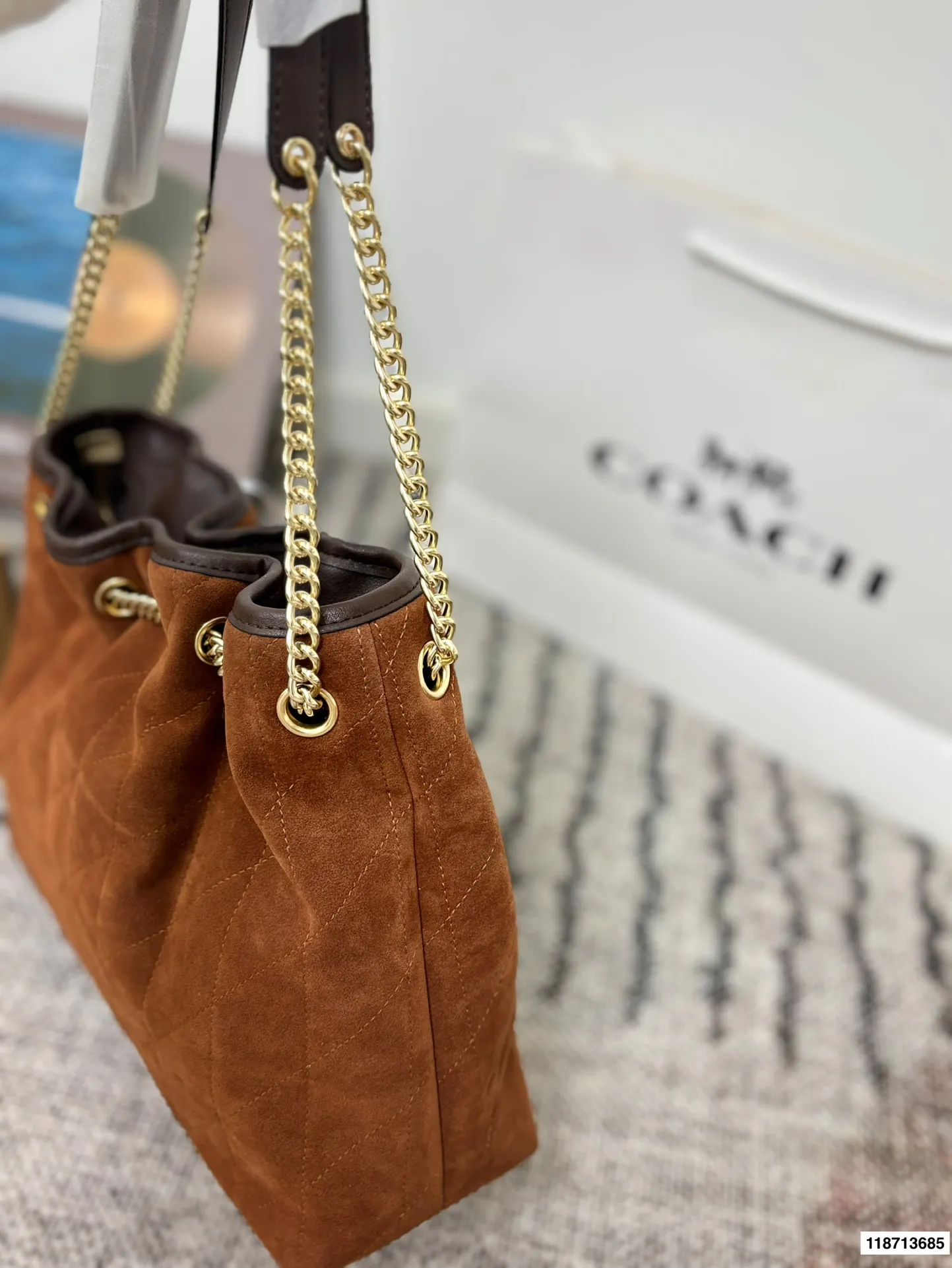 p185配礼盒 蔻驰Coach新款腋下包 流浪包麂皮质感太好啦 颜色搭配很有复古的感觉 高级又不失优雅 超有氛围感 通勤 休闲 约会通通可搭 尺寸34.26