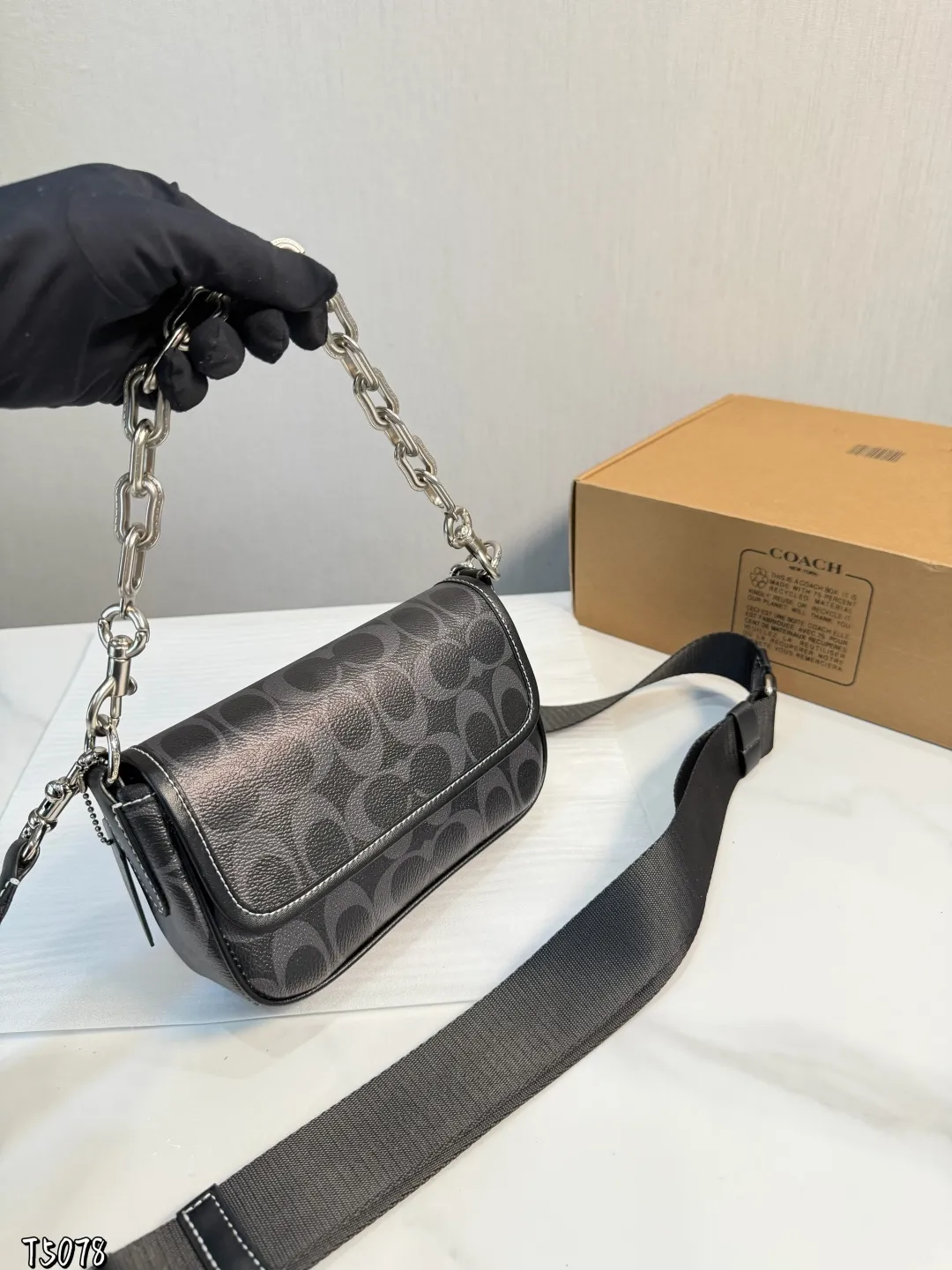 ❤️p150(礼盒包装)❤️ C家 新品黑色 男生都会喜欢的相机包! 款式对于男生来说真的太友好了又能装又百搭 搜索🔍蔻驰 coach 男包尺寸:19*5*13cm