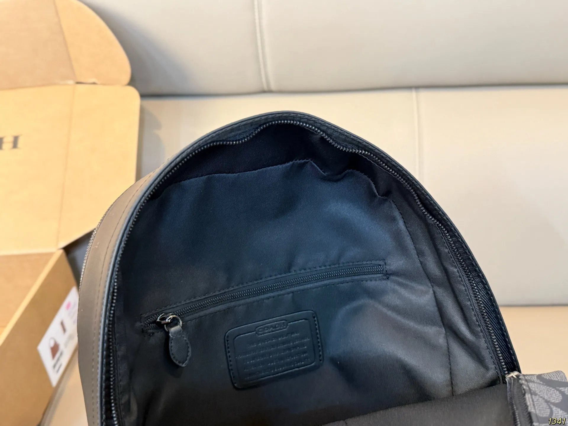 净版&yen;190蓝条&yen;200 蔻驰coach双肩包 经典中透露着时尚 有它旅游又安排起来啦！ 尺寸32 38