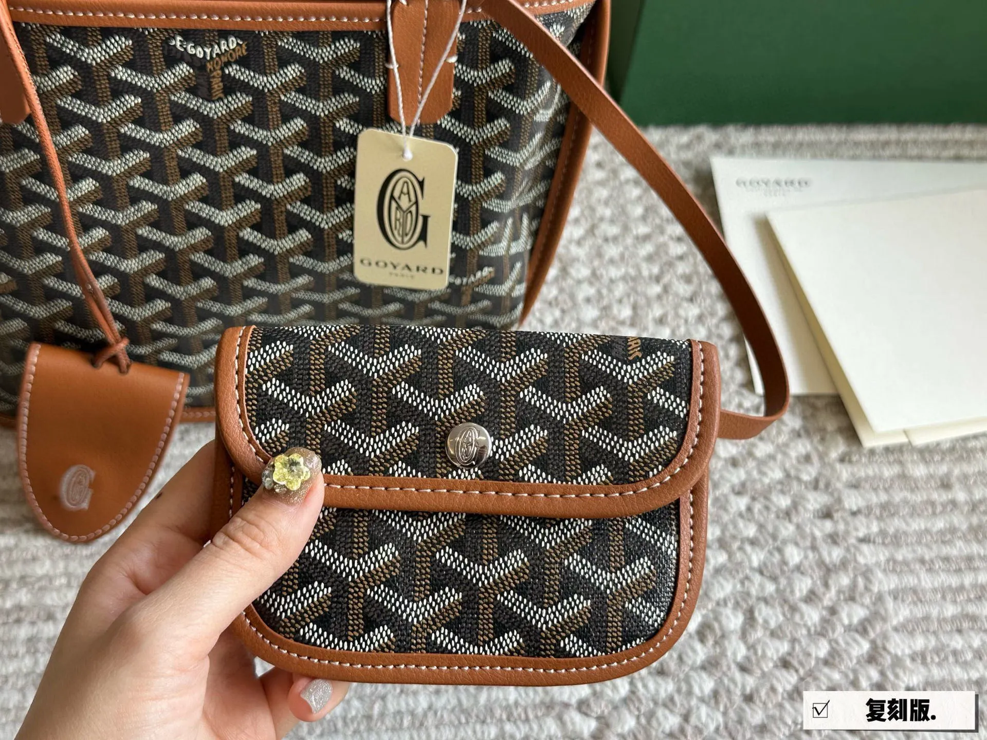 复刻版 💰155 配盒 size：20*19cm 戈雅购物袋🛍️ 属于这个季节的迷你购物袋 完美1:1定制 Goyard狗牙红色限定 实物真的很有质感， 新年本命包！