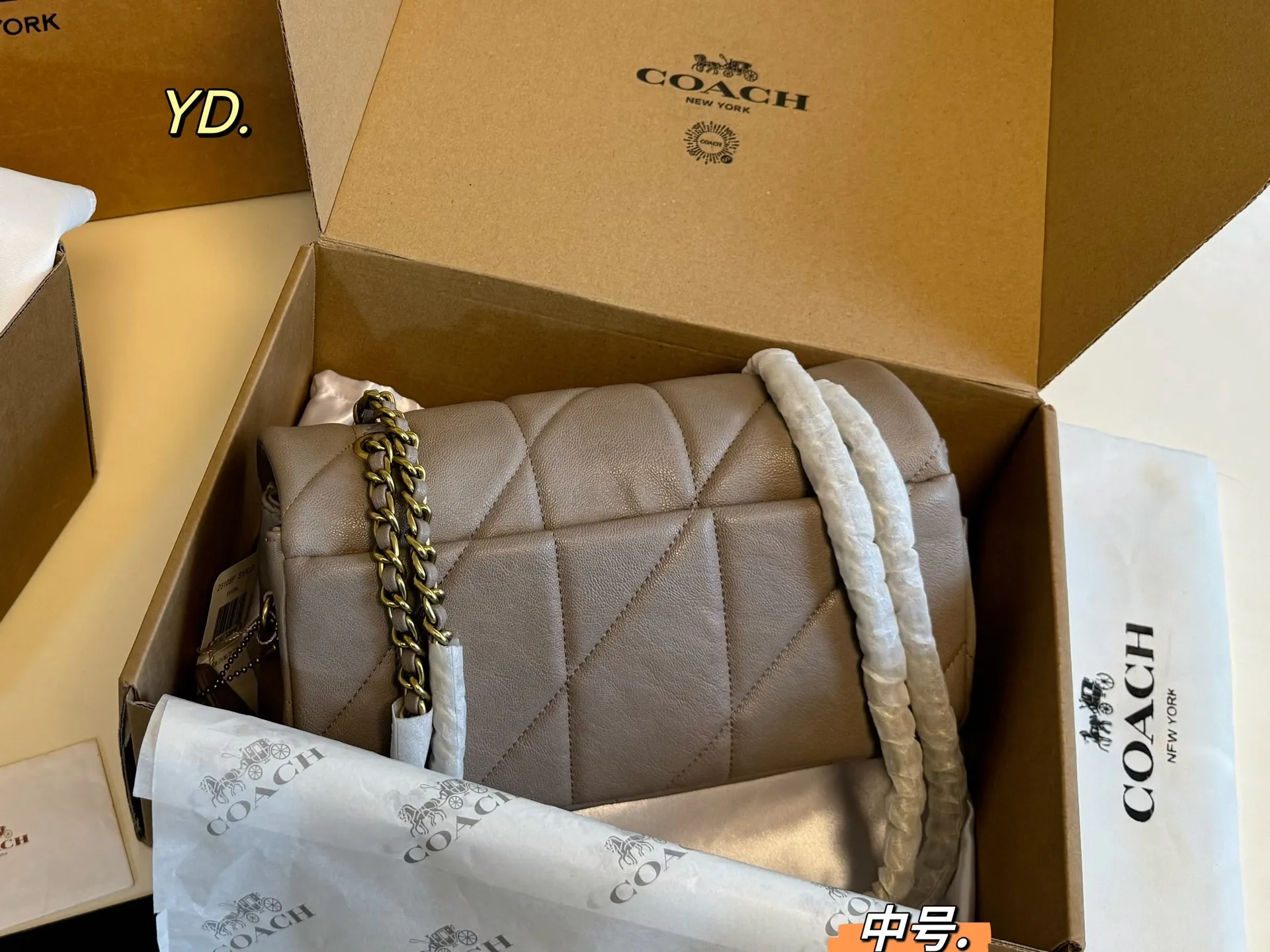 P185 中号（折叠盒） size：26&times;14中号 COACH蔻驰tabby酒神链条包💕 皮质触感软软的很舒服 可以腋下背也可斜挎背 一眼就爱上 甜酷女孩必备❗️