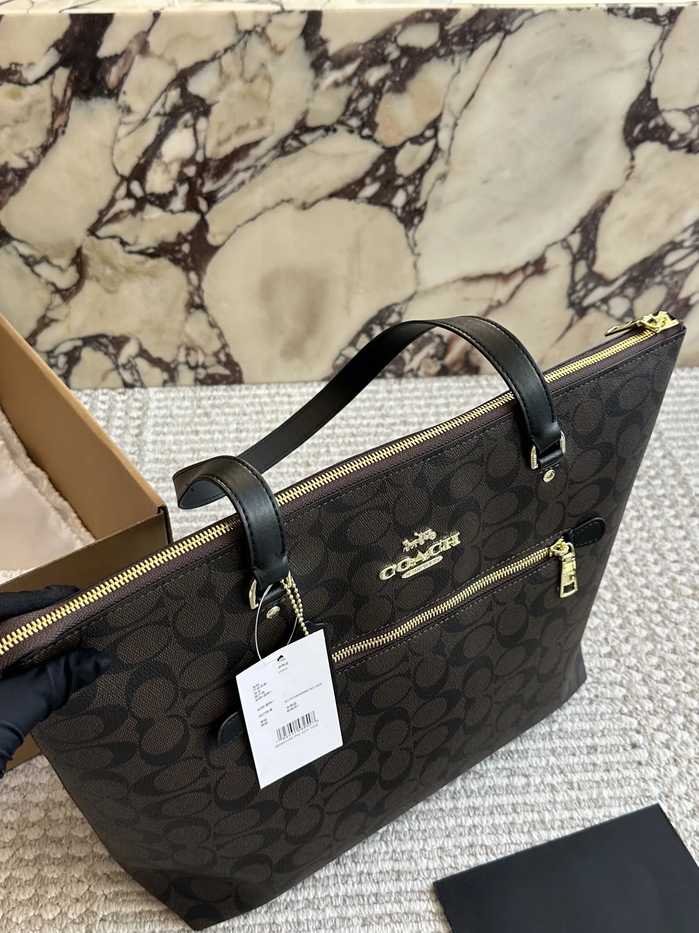 &yen;160 配盒 ✈️飞机盒 size：33 28cm c家 单面拉链款托特包/购物袋 大爆款 分分钟断货！ 搭配不同衣服 一年四季都可以用！ 搜索🔍coach 购物袋