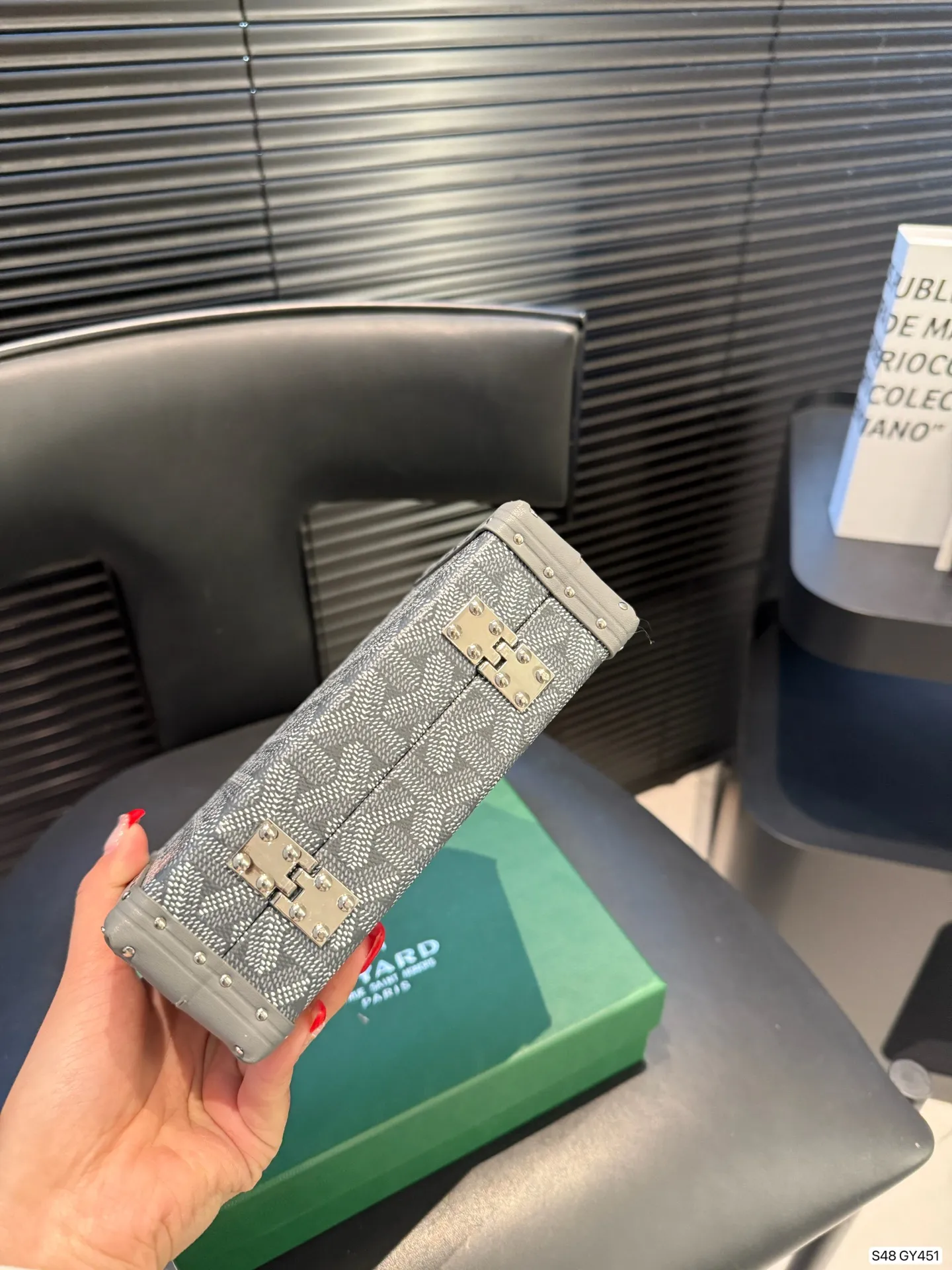 P290 戈雅配盒子极致奢华Goyard银色Mina 硬箱 时尚冷色调 限定银色款 可以斜挎的小硬箱 打造您的时尚搭配 日常出街吸引人的斜挎硬箱包 专属工匠的制作完成签名 日期。 Mina极致奢华硬箱 传承经典硬箱工艺 特别金属银色，特别彩绘3Y字母 出街造型一把手 打造时尚look 精致小巧 男女都可 尺寸16.5 11 货号GY451