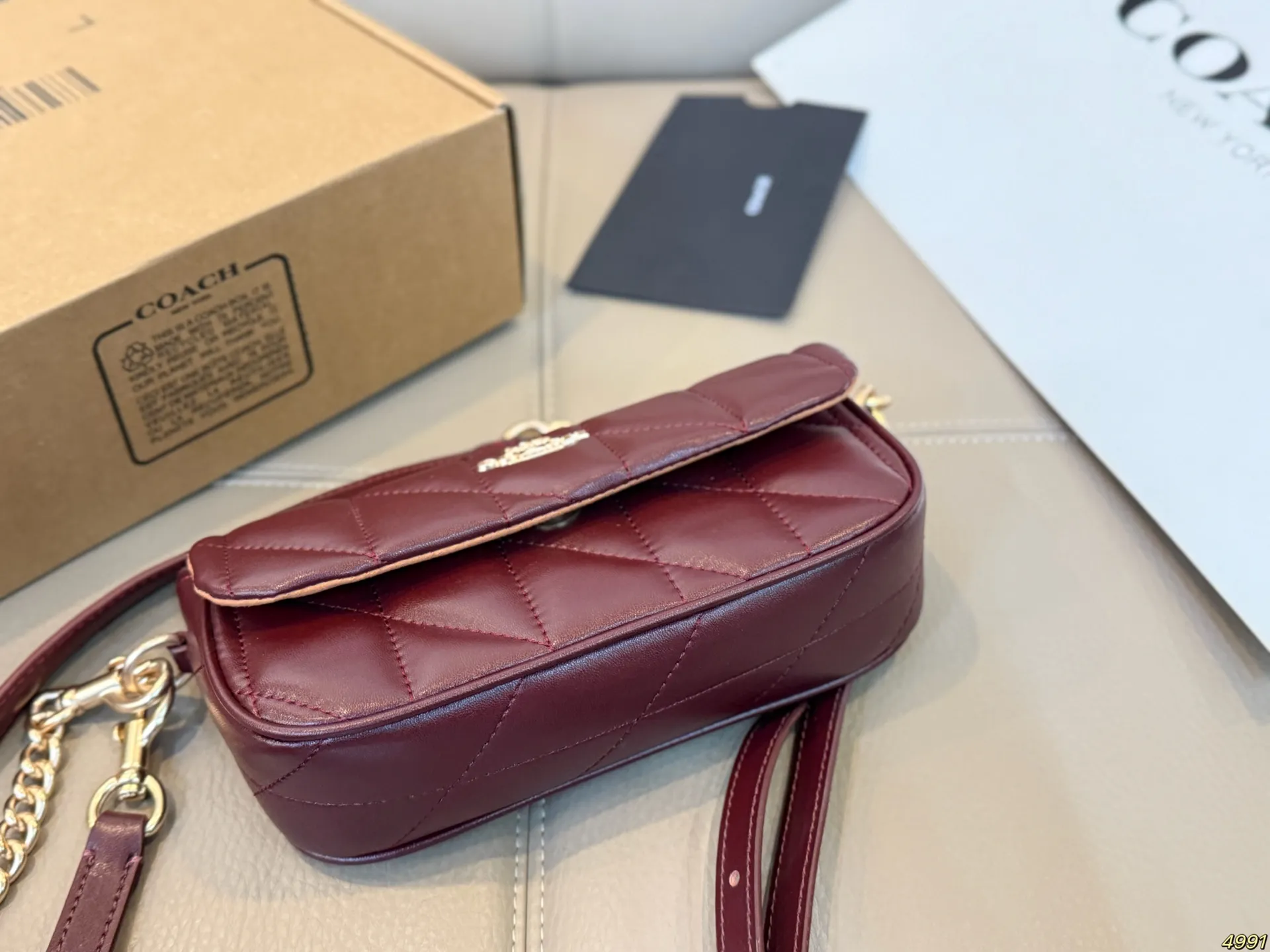 ¥140飞机盒 coach蔻驰法棍单肩包 清新配色 一眼心动 手感柔软细腻 容量满足日常需求 又非常百搭 尺寸:20 10