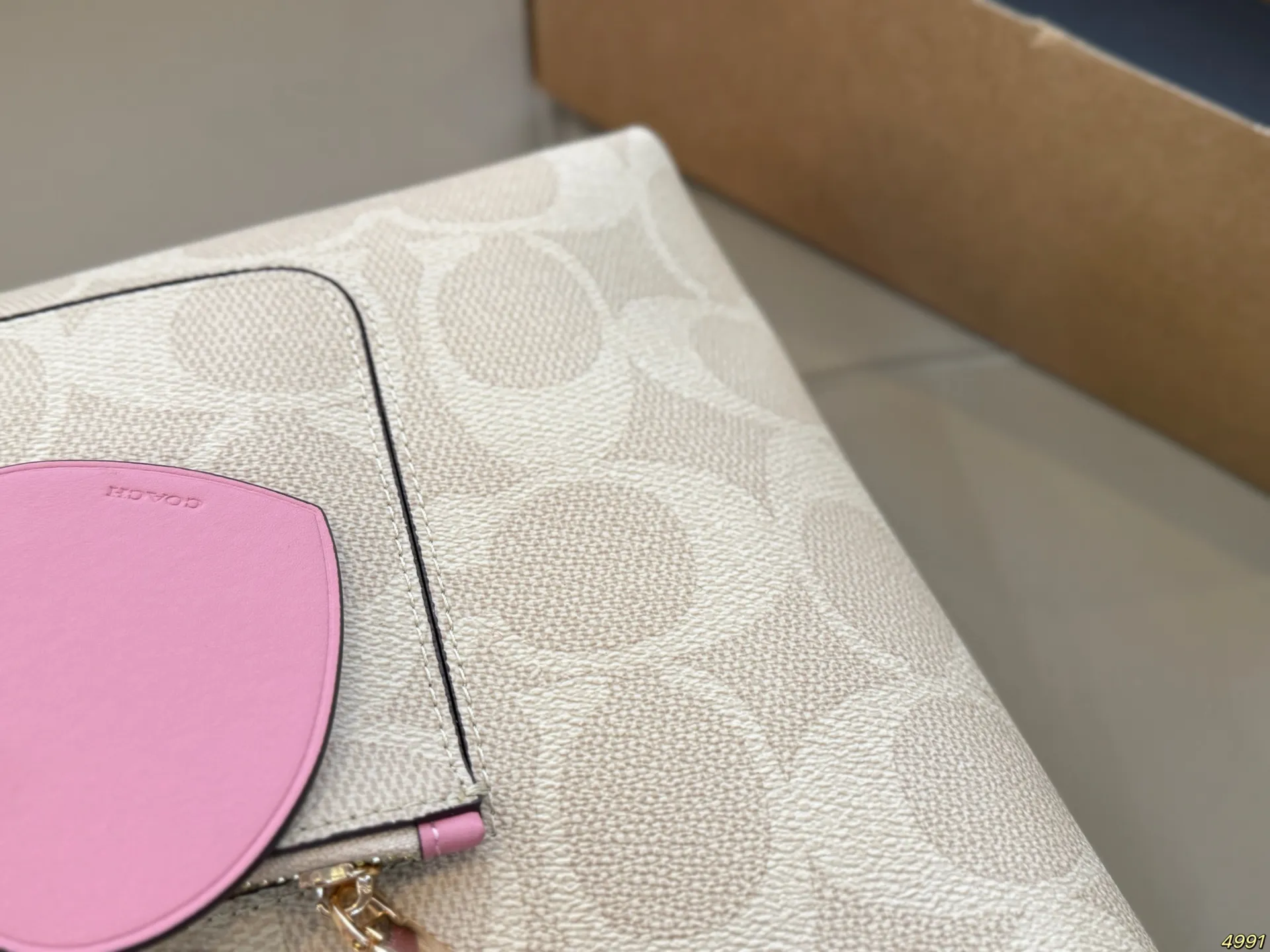 &yen;185 蔻驰COACH托特包水桶包 心动一亿遍！ 百搭 而且不挑身型 轻松搭出高级感 ！ 身边闺蜜人手一个 尺寸37 27