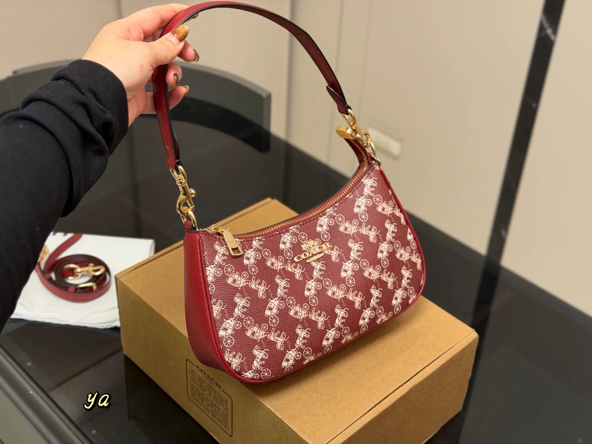 &yen;130 飞机盒 size：24*13*7cm 蔻驰 Teri腋下包 ，香不蕾 腋下包设计天花板了哦！ 配有2条肩带， 单肩斜挎都可以！ 颜值💯💯💯 搜索🔍coach 蔻驰 腋下包