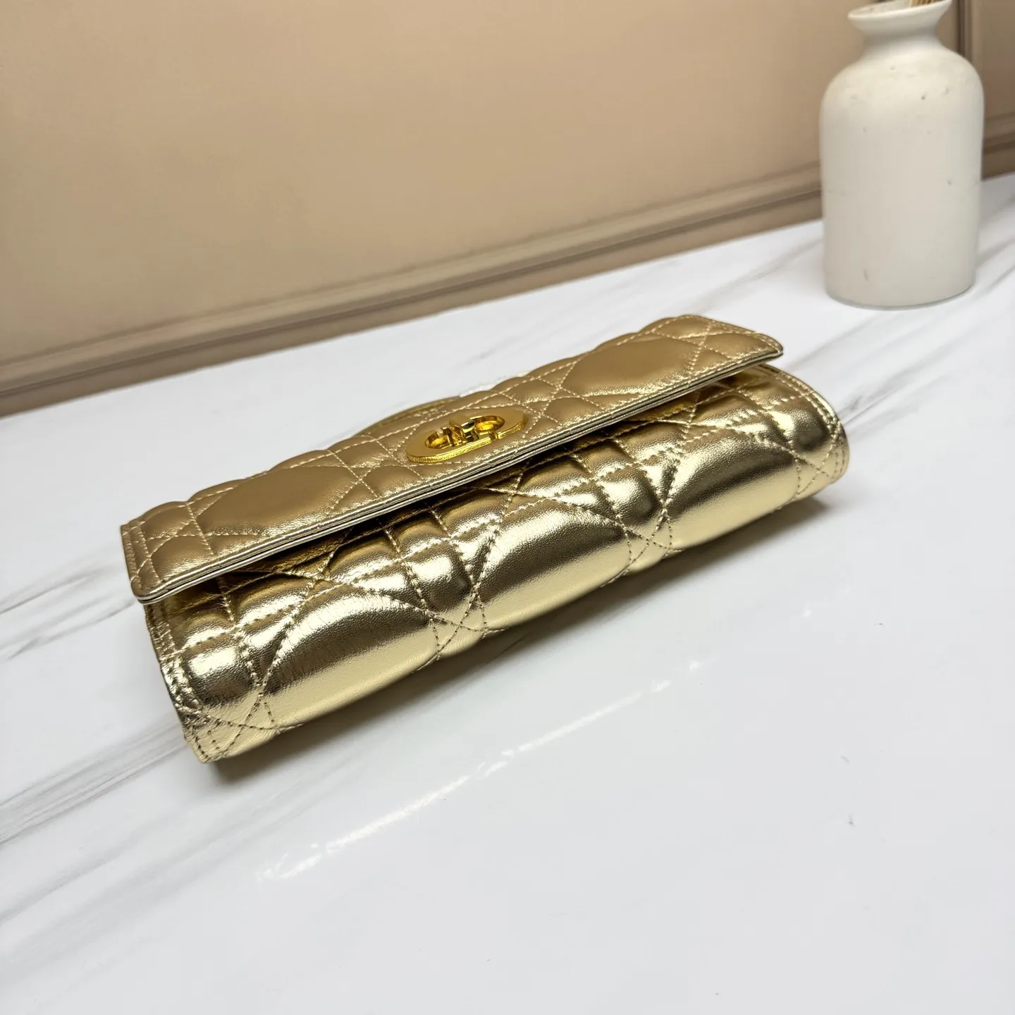 💰205包邮‼️ CE 秋冬系列新品TEEN LOLA 登场 ✅奶昔好物推荐 📖 凯旋门家族又一封神作、黑金handle case 上线🈺 斜跨肩带🉑️延长至57cm，手柄设计拎起来非常千金感✴️ 恰到好处的精致感，小巧又实用，堪称造型王者 秋冬衣櫉必备 尺寸：22*11*5cm