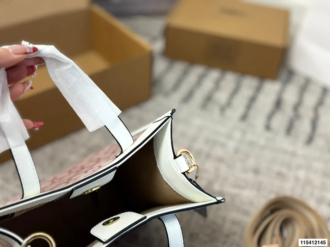 P135 配盒子 蔻驰托特包.手提单肩斜挎包.不管是自用还是送人都很棒！进口五金件.实用大气！简单大方.超大容量，满足你一切需要！！可轻松放置随身必备品！超级赞.这款包给我第一感觉就是太实用.手感特别好.抓紧入.颜值于适用集一身.真的好看实用.都留个！尺寸: 22.21