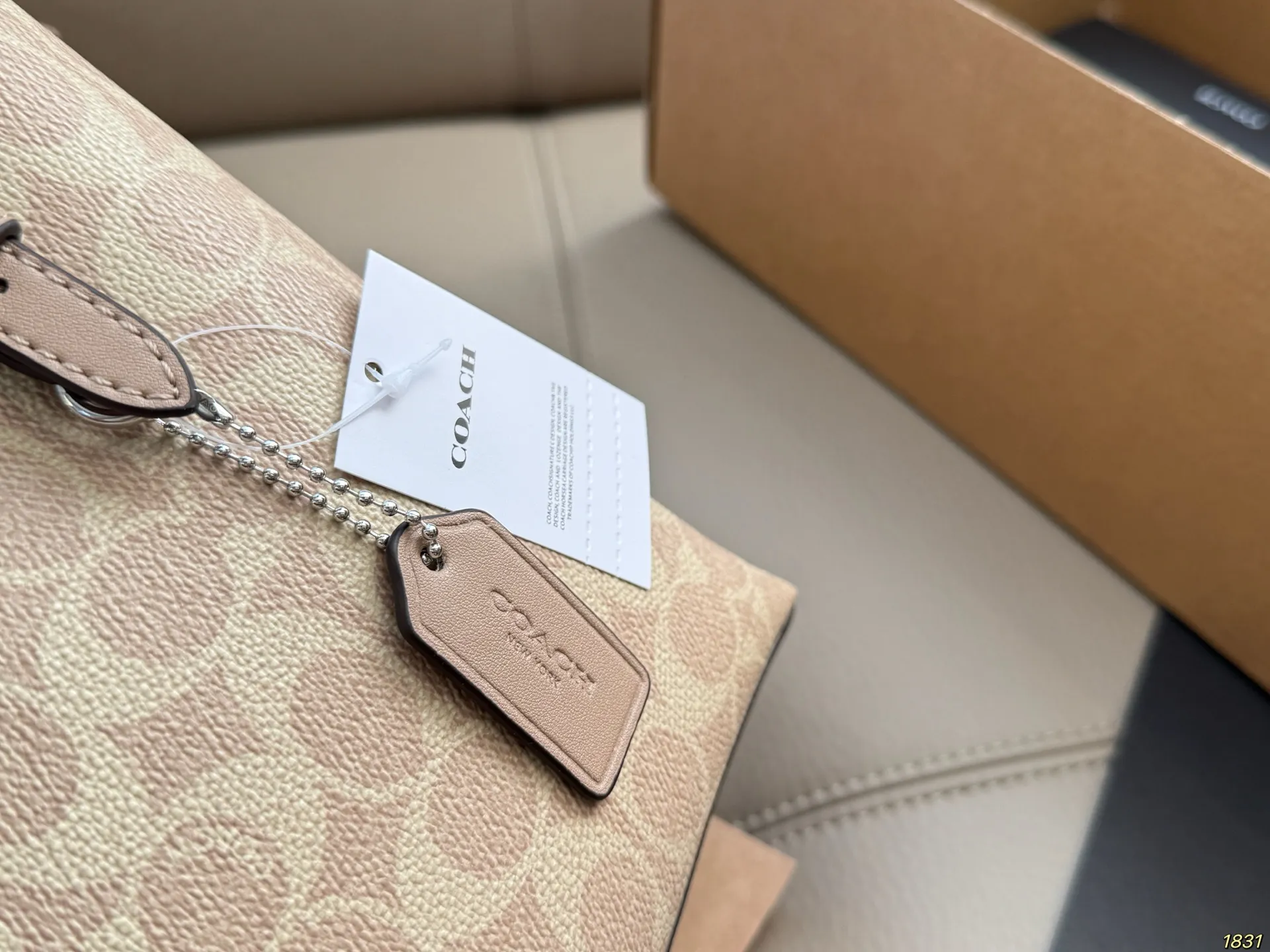 &yen;170飞机盒 Coach 蔻驰托特包购物袋🛍️ 沈梦辰小姐姐身上背的今年 coach的新款 复古设计 简洁大方 特别有质感 官网预售中 随性好背 爱了爱了～ 尺寸25 20