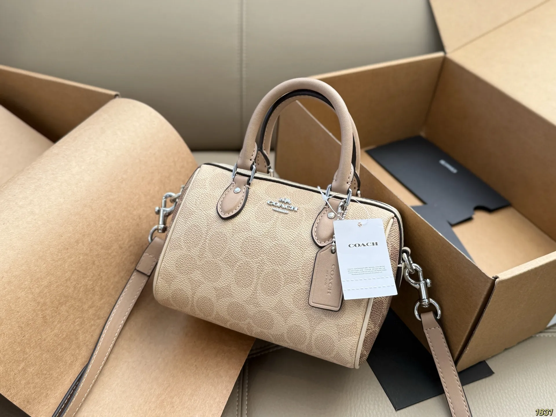 &yen;150飞机盒 coach蔻驰枕头包 经典设计 时尚百搭 容量是真的可 可手提 可斜挎 上身绝美 尺寸 17 12