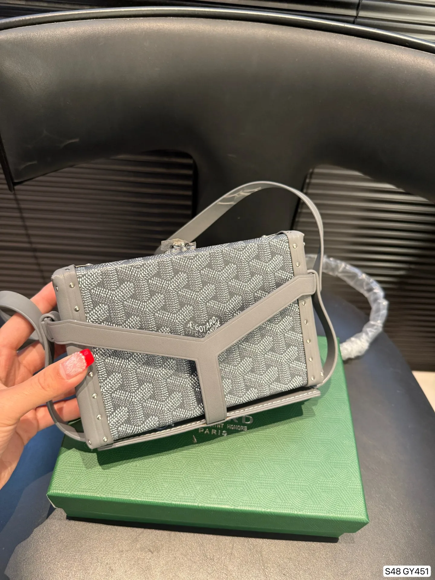 P290 戈雅配盒子极致奢华Goyard银色Mina 硬箱 时尚冷色调 限定银色款 可以斜挎的小硬箱 打造您的时尚搭配 日常出街吸引人的斜挎硬箱包 专属工匠的制作完成签名 日期。 Mina极致奢华硬箱 传承经典硬箱工艺 特别金属银色，特别彩绘3Y字母 出街造型一把手 打造时尚look 精致小巧 男女都可 尺寸16.5 11 货号GY451