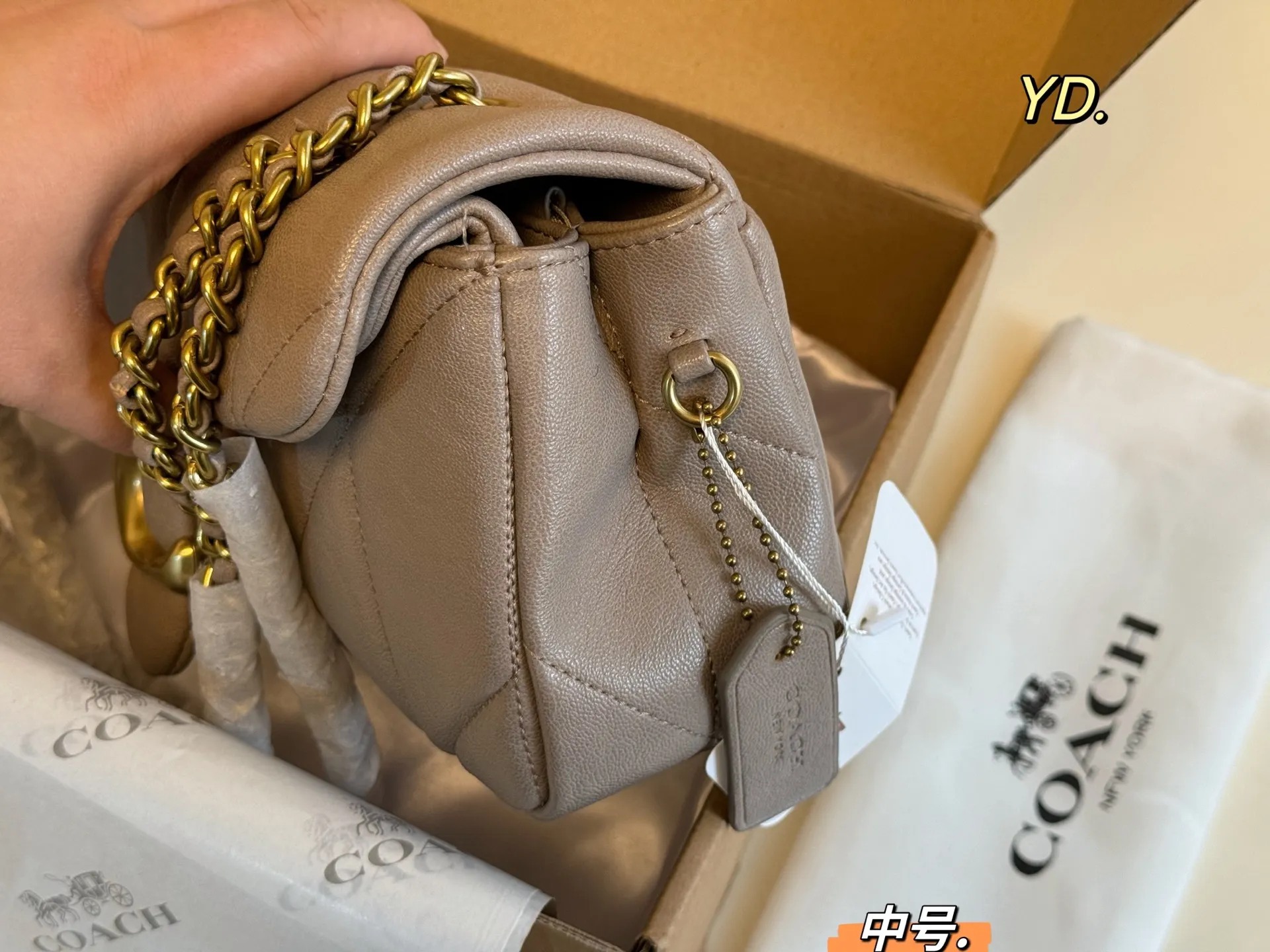 P185 中号(折叠盒) size:26×14中号 COACH蔻驰tabby酒神链条包💕 皮质触感软软的很舒服 可以腋下背也可斜挎背 一眼就爱上 甜酷女孩必备❗️