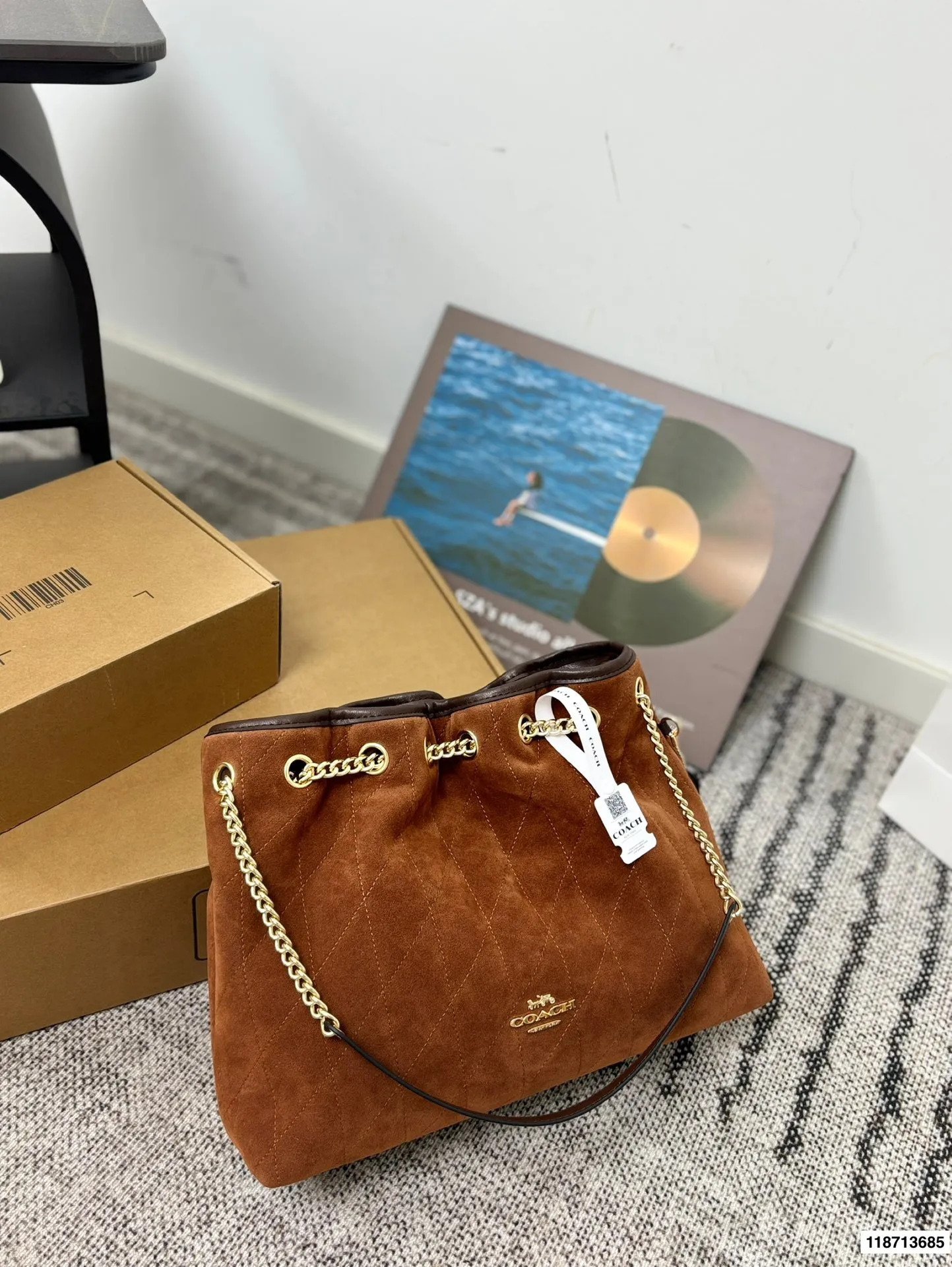 p185配礼盒 蔻驰Coach新款腋下包 流浪包麂皮质感太好啦 颜色搭配很有复古的感觉 高级又不失优雅 超有氛围感 通勤 休闲 约会通通可搭 尺寸34.26