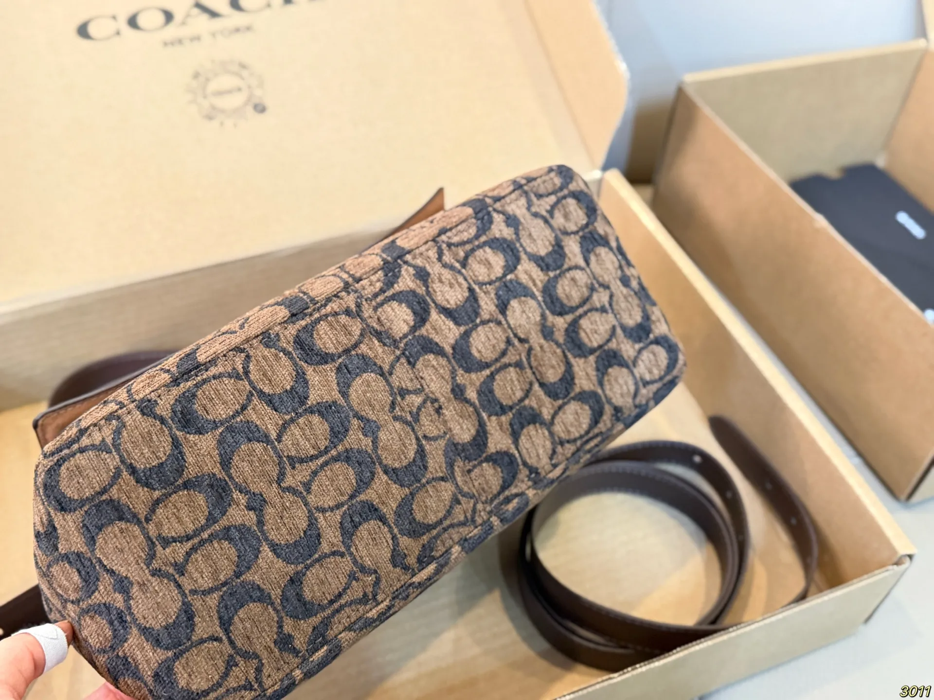 ¥165/¥155飞机盒 Coach 蔻驰 Etta雪尼尔翻盖包 采用柔软雪尼尔材质,触感细腻,秋冬氛围感满满十。经典老花图案,棕色底+黑色C印花,复古又时髦。暗扣翻盖+织物村里,肩带可调节,单肩或斜挎都OK!轻盈自重,通勤日常都超适合,复古风+实用性,秋冬穿搭必备,尺寸28 20/25 13