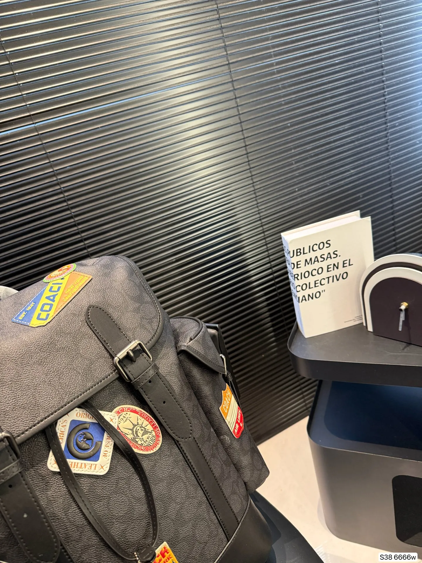 P240 蔻驰双肩包这款双肩背包可手提 可双肩,出众的实用性,充满了都市气息的同时,又不失优雅与温柔,满满的设计感在这个包上体现得淋漓尽致,无论是日常使用还是出差旅行都是非常不错的选择。尺寸29 43货号6666