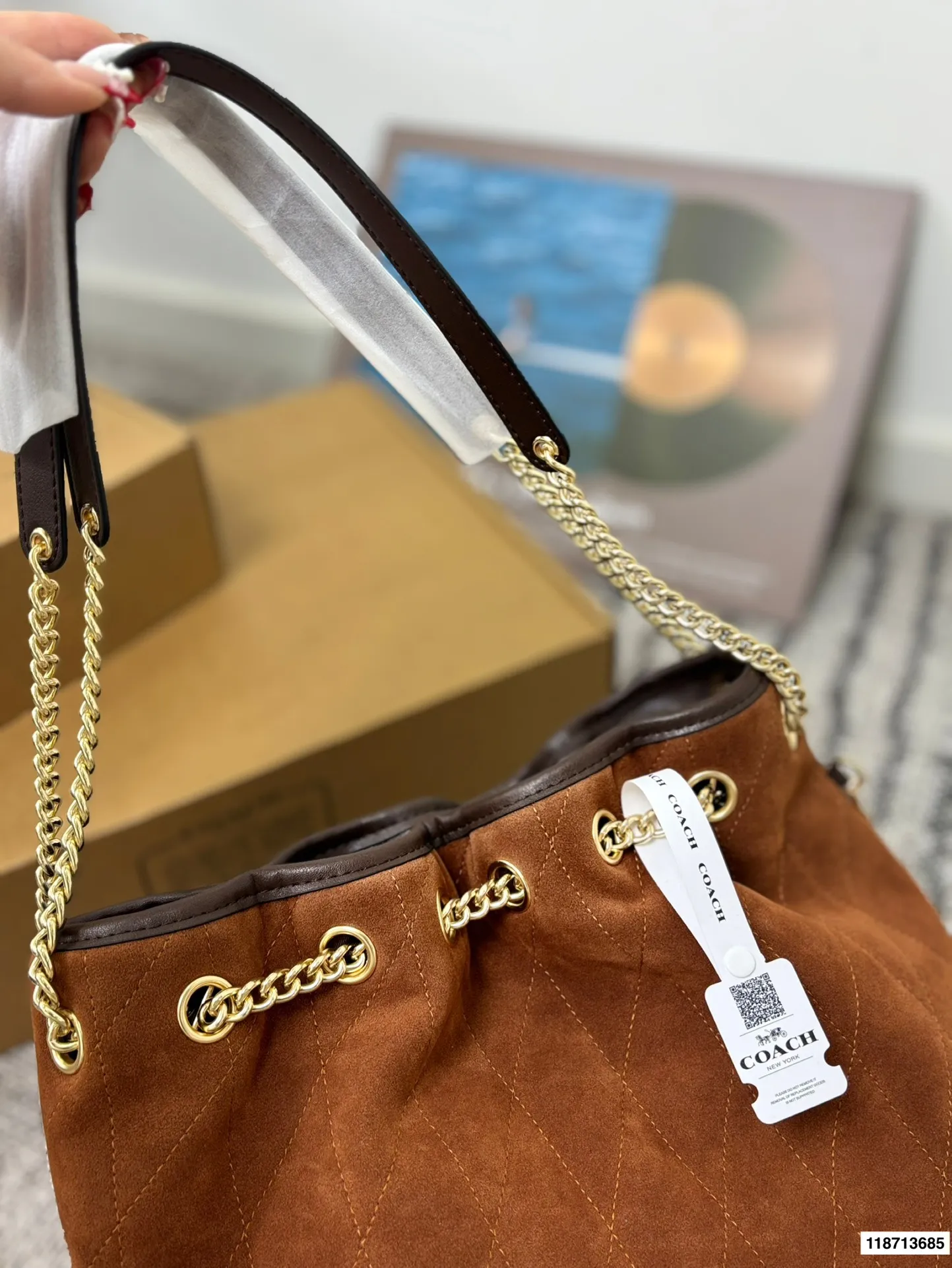 p185配礼盒 蔻驰Coach新款腋下包 流浪包麂皮质感太好啦 颜色搭配很有复古的感觉 高级又不失优雅 超有氛围感 通勤 休闲 约会通通可搭 尺寸34.26