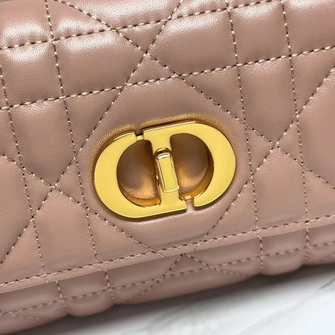 💰205包邮‼️ CE 秋冬系列新品TEEN LOLA 登场 ✅奶昔好物推荐 📖 凯旋门家族又一封神作、黑金handle case 上线🈺 斜跨肩带🉑️延长至57cm，手柄设计拎起来非常千金感✴️ 恰到好处的精致感，小巧又实用，堪称造型王者 秋冬衣櫉必备 尺寸：22*11*5cm