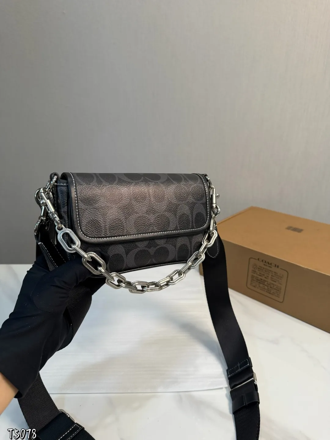 ❤️p150(礼盒包装)❤️ C家 新品黑色 男生都会喜欢的相机包! 款式对于男生来说真的太友好了又能装又百搭 搜索🔍蔻驰 coach 男包尺寸:19*5*13cm