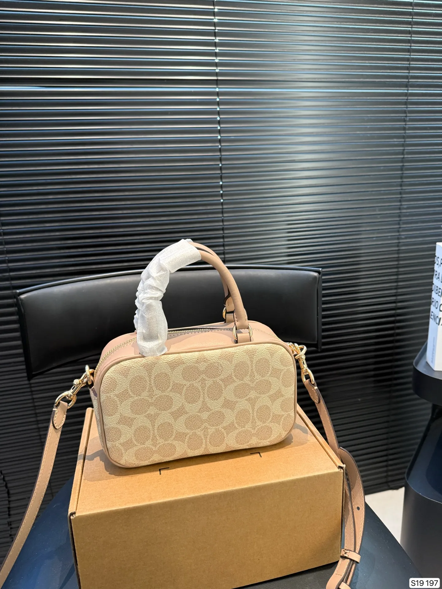 P145 配飞机盒 蔻驰 COACH 相机 复古优雅 满满的高级感 大小适中 容量感人 休闲正装皆可轻松驾驭 尺寸20 12 货号197