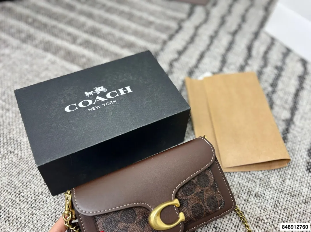 p190配礼盒🎁 coach.蔻驰酒神包新款𝘾𝙤𝙖𝙘𝙝-𝙏𝙖𝙗𝙗𝙮 这次的颜色搭配简直了 神仙配色！颜值又高又百搭 手提斜挎多用 蔻驰酒神！可爱又能装！手提斜挎都好看！尺寸：20*6*11cm