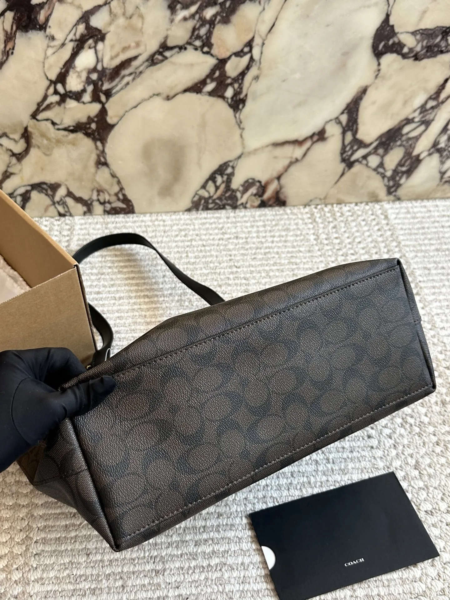 ¥160 配盒 ✈️飞机盒 size:33 28cm c家 单面拉链款托特包/购物袋 大爆款 分分钟断货! 搭配不同衣服 一年四季都可以用! 搜索🔍coach 购物袋