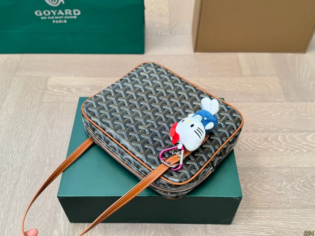 ¥140折叠盒 戈雅Goyard腋下包 拥有新包就拥有好心情! 简单的穿搭永远不过时,舒服随性耐看! 点亮一下整体造型 实在太好看了!实物太美丽了! 果然是一只实用又时髦百搭的包!!! 尺寸23 19