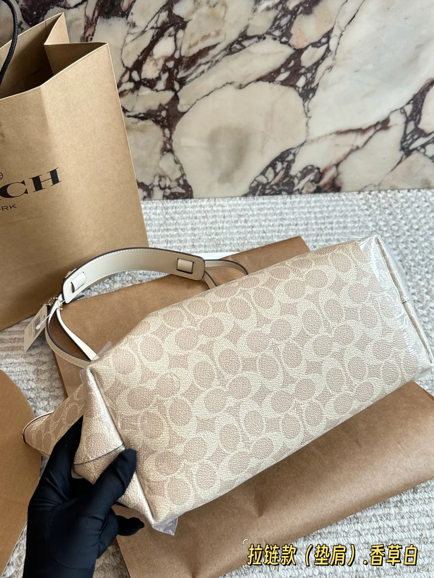 ¥155 ✈️飞机盒 配礼品袋(垫肩款) size:底宽30上宽40*高35 c家 单面拉链款托特包/购物袋 大爆款 分分钟断货! 搭配不同衣服 一年四季都可以用! 搜索🔍coach 购物袋