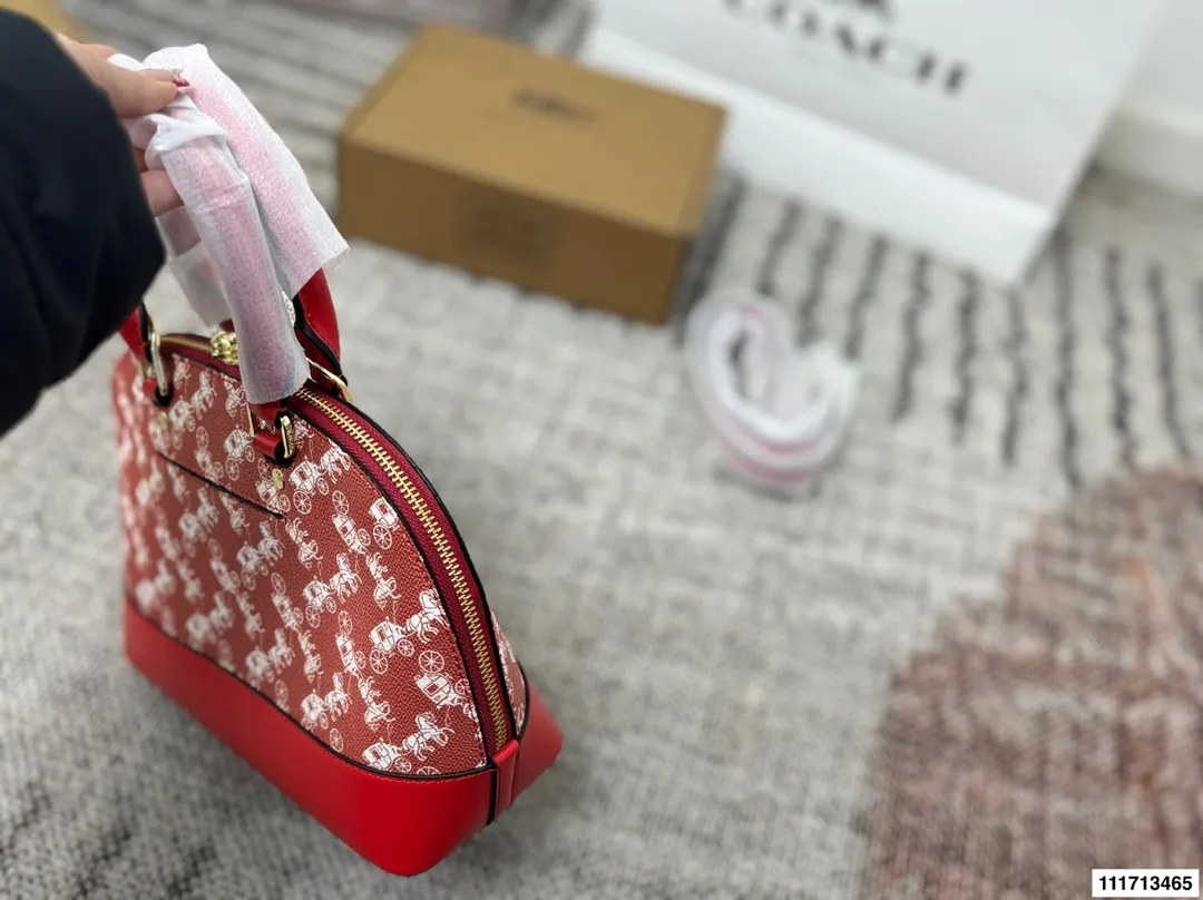 P165配礼盒 Coach蔻驰贝壳包， 贝壳作为通勤包，圆润的包身让人觉得与众不同，特别优雅。可以手提可以斜挎的多用设计，大容量的内里空间，爱了爱了。 尺寸25*19