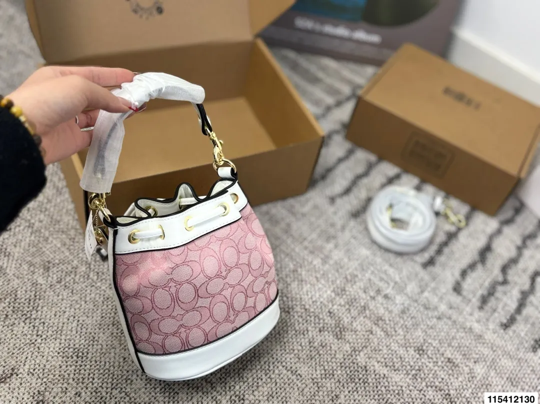 P130 Coach 配盒子 蔻驰水桶包 今天分享的这只包包和以往的水桶包有很大的区别哦 搭配感完全不一样 这只包包会更加淑女一些 采用抽绳系设计 便于开合使用 并且空间非常大 清新夏日 时髦轻便超百搭尺寸18.17