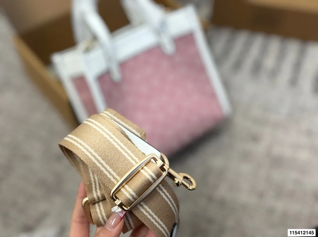 P135 配盒子 蔻驰托特包.手提单肩斜挎包.不管是自用还是送人都很棒!进口五金件.实用大气!简单大方.超大容量,满足你一切需要!!可轻松放置随身必备品!超级赞.这款包给我第一感觉就是太实用.手感特别好.抓紧入.颜值于适用集一身.真的好看实用.都留个!尺寸: 22.21