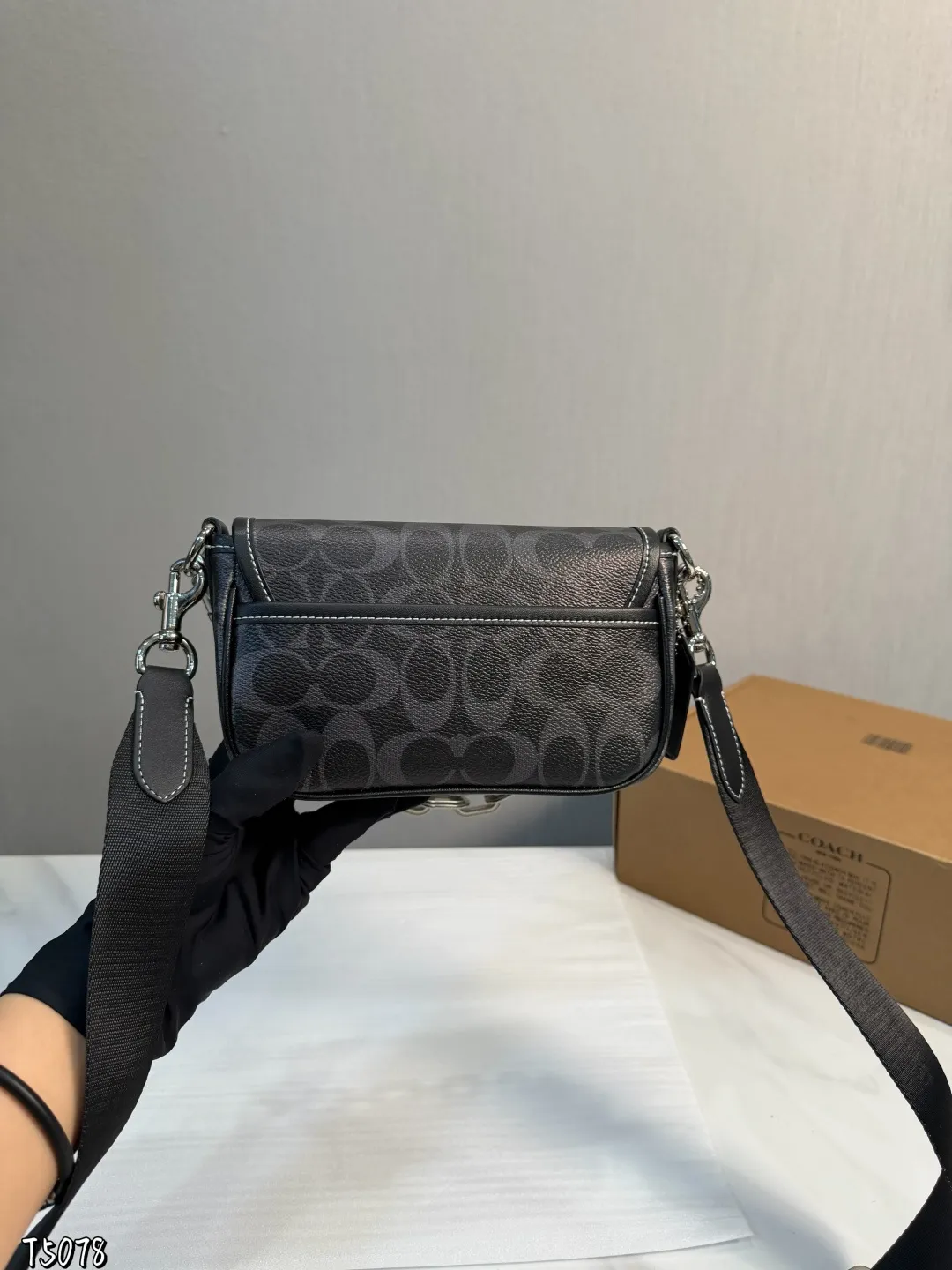 ❤️p150（礼盒包装）❤️ C家 新品黑色 男生都会喜欢的相机包！ 款式对于男生来说真的太友好了又能装又百搭 搜索🔍蔻驰 coach 男包尺寸：19*5*13cm