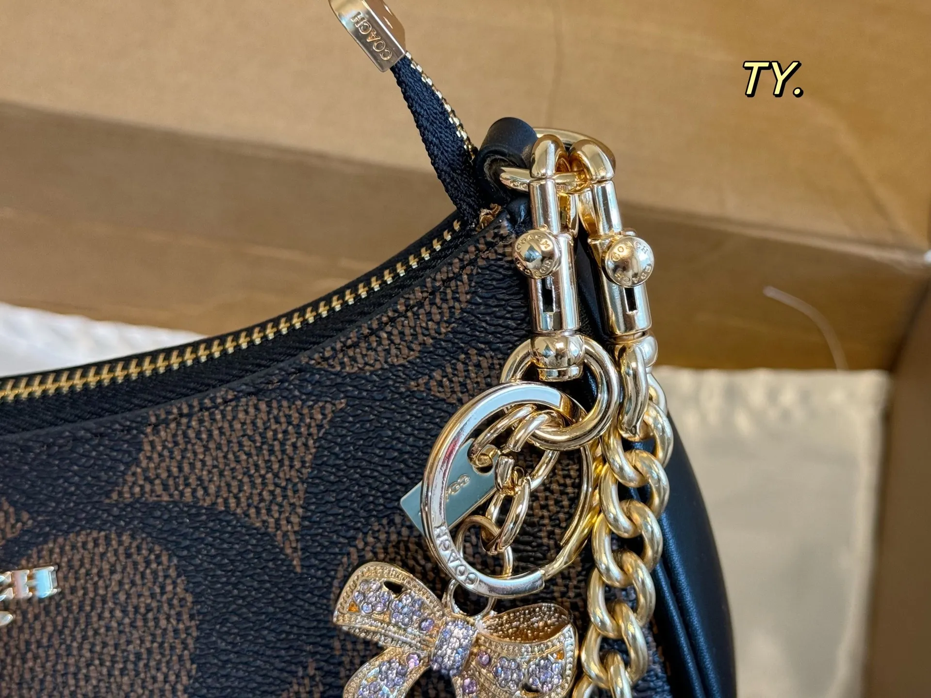 P140(折叠盒) size:23×13 COACH 蔻驰最🔥Teri腋下包💕 复古风,颜色配色超美的❗️ 腋下斜挎包颜值真的绝绝子👍 低调又大气,时髦又百搭! 简简单单的高级感十足✅