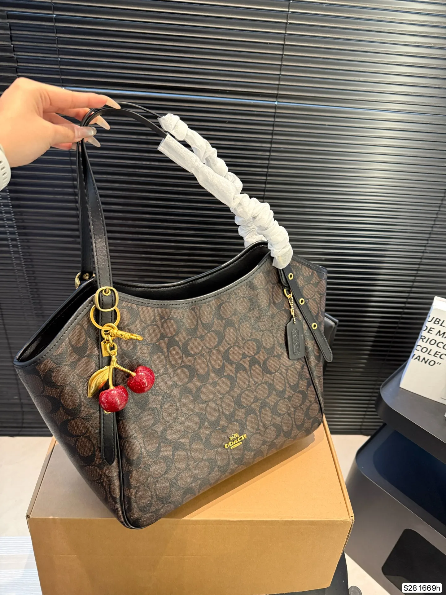 P190 配盒子 蔻驰实用通勤包妈咪包秋冬托特包 蔻驰COACH #coach托特包 手感软糯且富有质感,肩带可调节,手拎单肩都很不错,非常秋冬的一款,容量也很好,尺寸31 25 货号1669