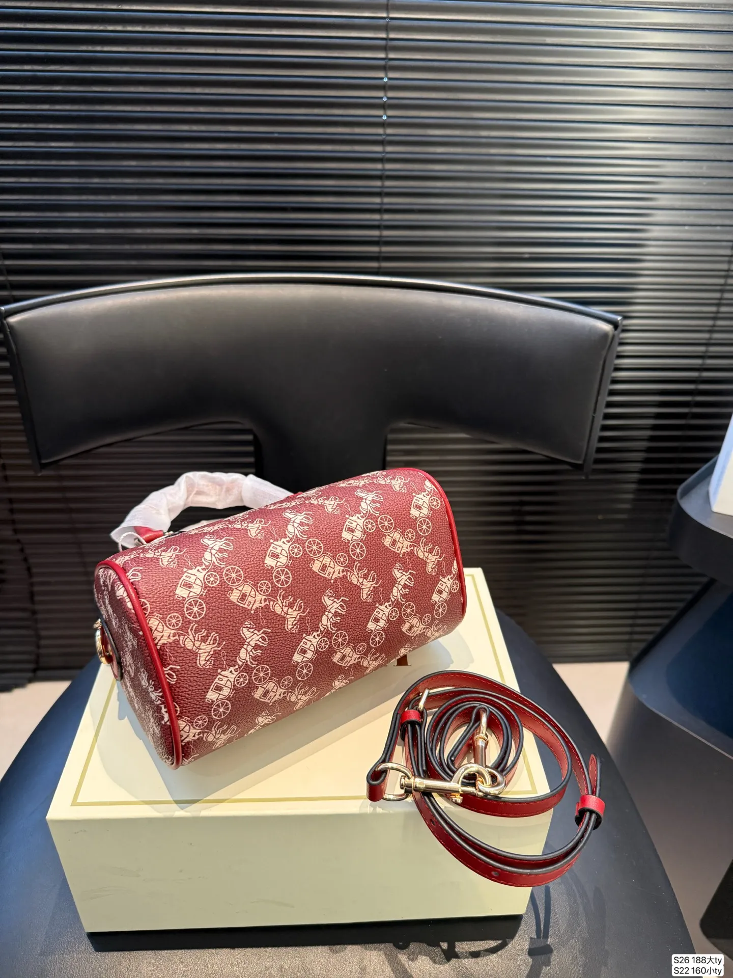 大号P180 小号P160 配盒子 COACH 2026 款 1月🆕可爱起来真的是没边🎀 让我们一起给生活，一点&ldquo;颜色&rdquo;瞧瞧[耶R] 在非黑即白的都市背景下，手袋是跳跃的一抹彩虹，为生活增添了彩色的调和剂❤️ 尺寸大号25 17 小号17 12 货号大号188 小号160