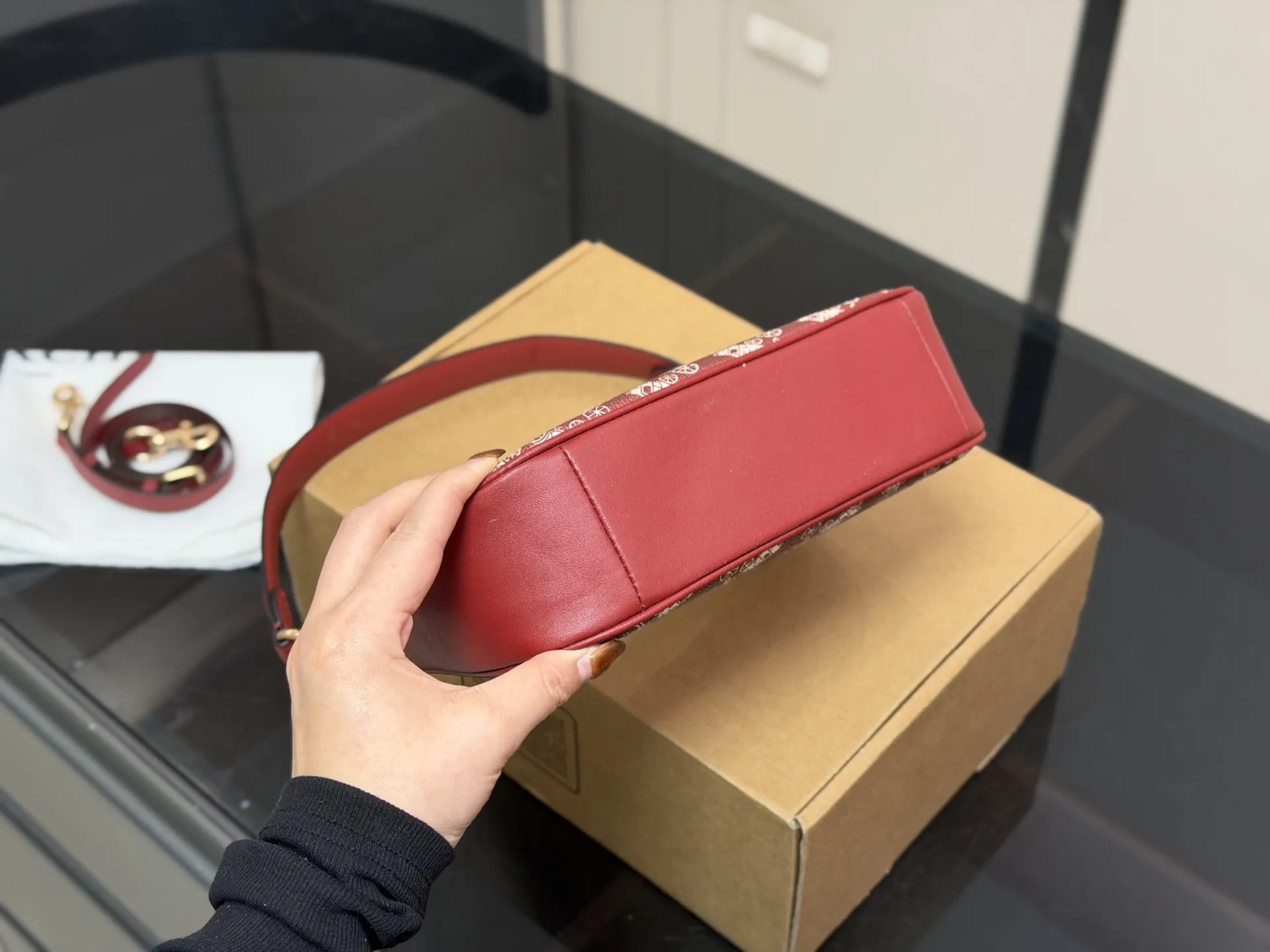 ¥130 飞机盒 size:24*13*7cm 蔻驰 Teri腋下包 ,香不蕾 腋下包设计天花板了哦! 配有2条肩带, 单肩斜挎都可以! 颜值💯💯💯 搜索🔍coach 蔻驰 腋下包