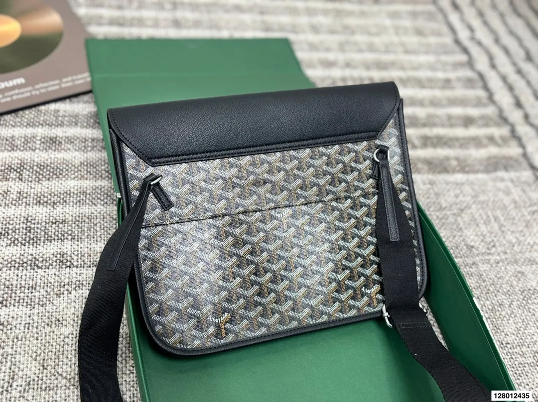 P165 配折叠盒子 戈雅邮差包 作为一个女生，每次出的男包都好看到我想拥有!它是一只扁身邮差哦，包包肩带的扣子是在包身背面的所以斜挎起来时更贴合身体骑行爬山背它也完全OK真的一点都不累赘 尺寸：32 26 货号440