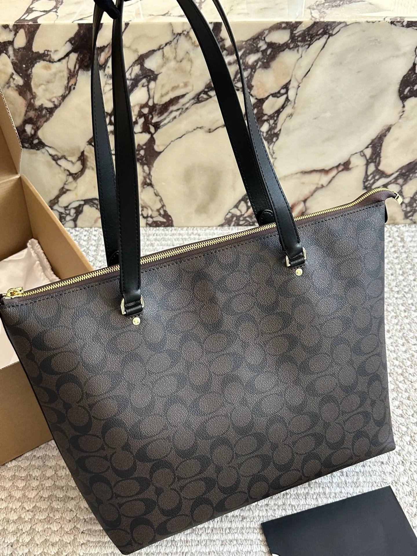 ¥160 配盒 ✈️飞机盒 size:33 28cm c家 单面拉链款托特包/购物袋 大爆款 分分钟断货! 搭配不同衣服 一年四季都可以用! 搜索🔍coach 购物袋