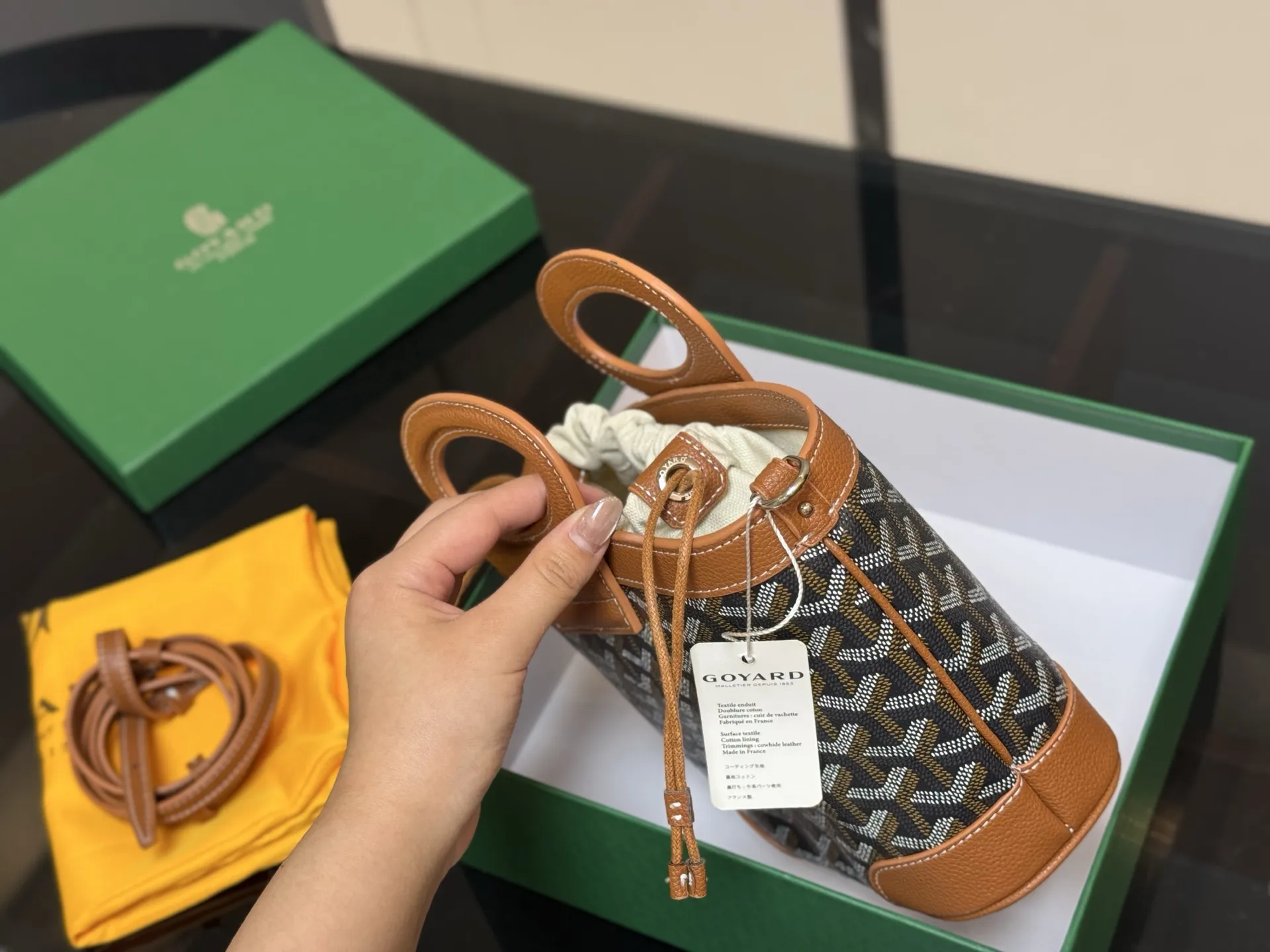 ¥170 配盒 Goyard戈雅 mini菜篮子 beluga 新款Mini beluga 圆环小水桶小菜篮子 半个手机的自重 超Q的外貌 不可小觑的容量 完美~ 尺寸:23.18cm