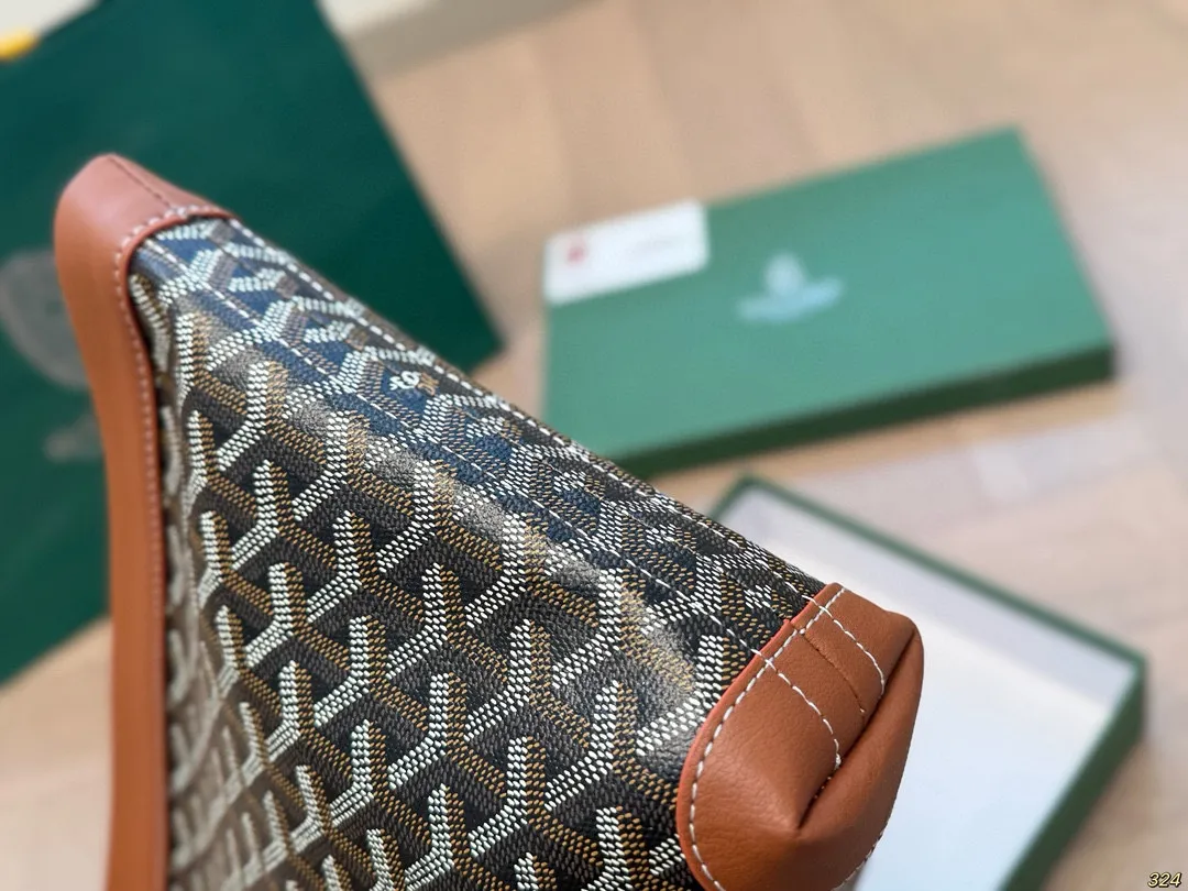 &yen;140配盒 戈雅Goyard 手拿包 时髦感一秒来袭 是美女们喜欢的调调～ 尺寸25 20