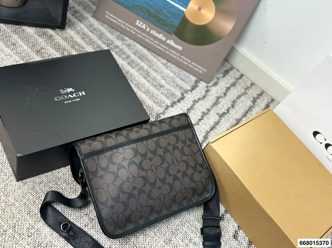 p150配礼盒 COACH男士League二合一混合斜挎包这款二合一混合斜挎包,中性风格,男女皆可背,情侣款组合!肩带句调节长短,单肩,斜挎都可 尺寸28.23