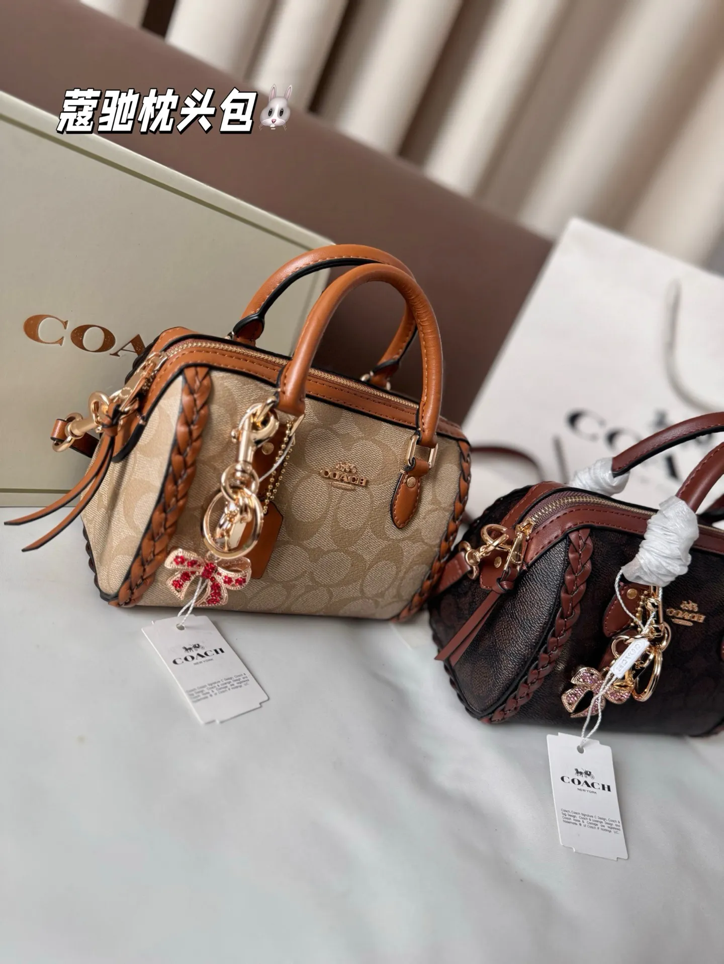 P165 配盒子 蔻驰枕头包出货 专柜同步 最新款 ❤️❤️🔥超级实用的款式 手提 斜挎多用款 原版电镀五金带logo 超级大牌 ‼️时尚百搭款式 不挑年龄段 喜欢的抓紧自留啦 尺寸:18*13