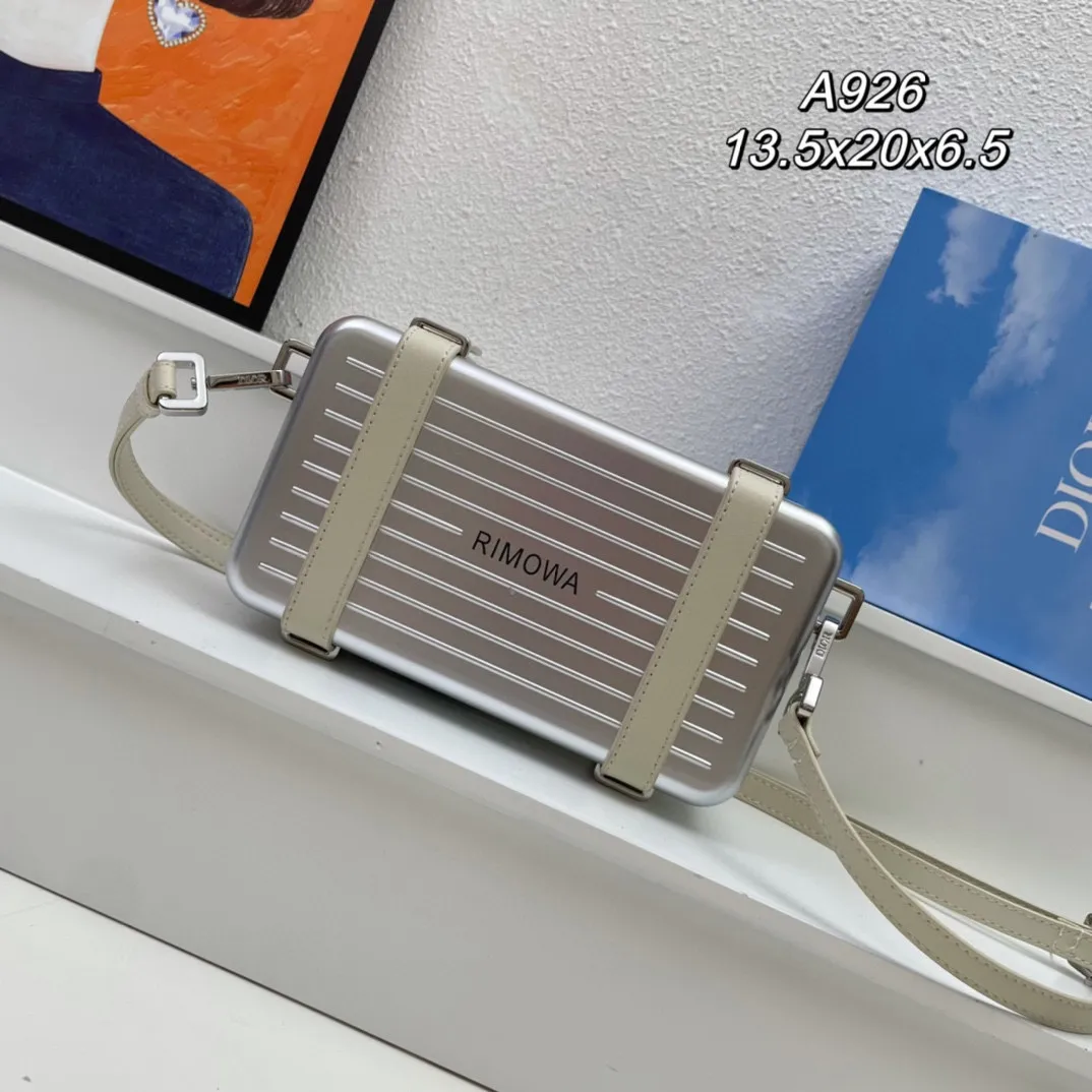 💰230包邮‼️DIOᖇ🎉🎉 (配全套包装) RIMOWA 联名限定款小行李箱子包来啦！自从Rimow&alpha;被巨头收购，感觉档次又提高了一个度，尤其是实物小盒子采用了RIMOWA标志性的磨砂质感的铝制凹槽设计 搭配oblique图案。实物细节设计更高级得没话说，尤其是外壳！有三个隔层，一个拉链零钱袋，还有6个卡位，可以放大手机，看起来不大容量却很足呀，斜挎和手拿都很OK～ 联名款的包设计风格很独特，男生背超级带感，女生背也很帅！ A926# 13.5x20x6.5cm