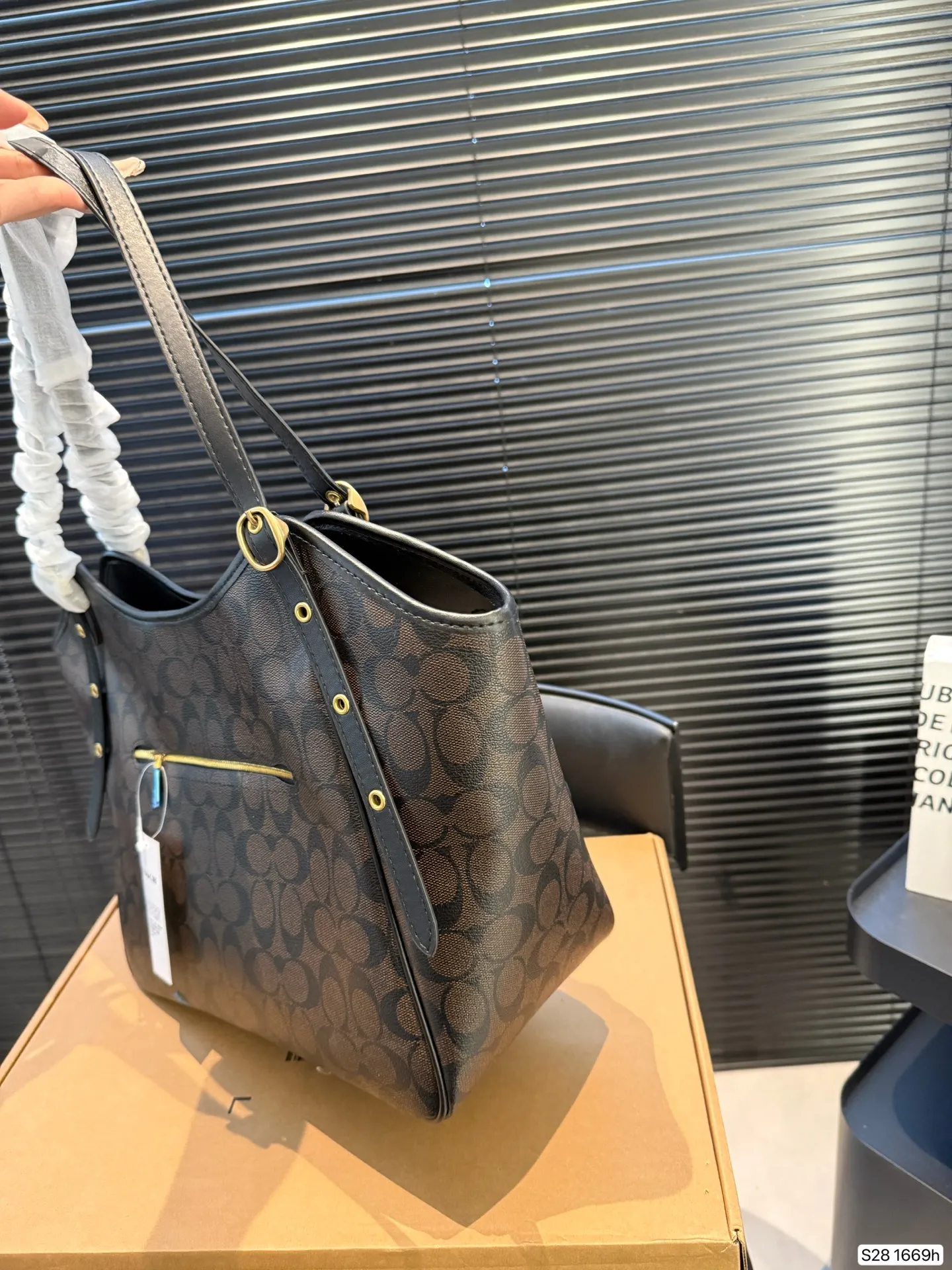 P190 配盒子 蔻驰实用通勤包妈咪包秋冬托特包 蔻驰COACH #coach托特包 手感软糯且富有质感,肩带可调节,手拎单肩都很不错,非常秋冬的一款,容量也很好,尺寸31 25 货号1669