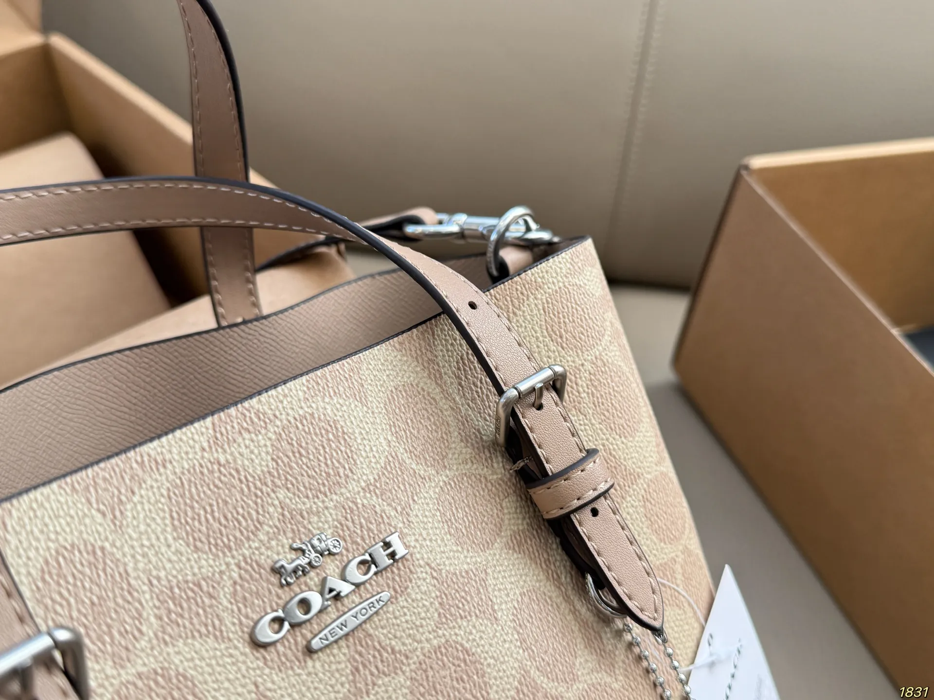 &yen;170飞机盒 Coach 蔻驰托特包购物袋🛍️ 沈梦辰小姐姐身上背的今年 coach的新款 复古设计 简洁大方 特别有质感 官网预售中 随性好背 爱了爱了～ 尺寸25 20