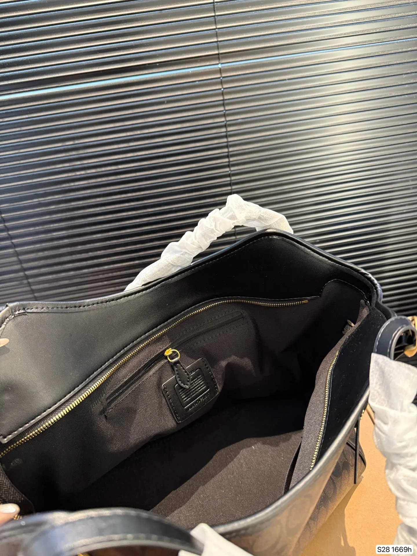 P190 配盒子 蔻驰实用通勤包妈咪包秋冬托特包 蔻驰COACH #coach托特包 手感软糯且富有质感，肩带可调节，手拎单肩都很不错，非常秋冬的一款，容量也很好，尺寸31 25 货号1669