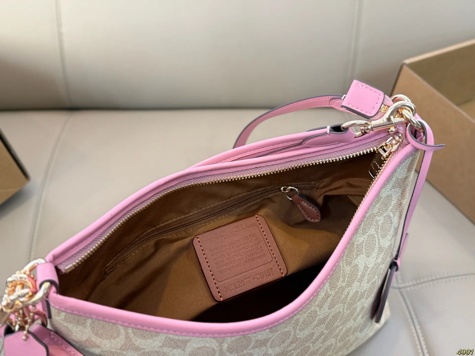 ¥175飞机盒 蔻驰COACH腋下包 配长肩带 单肩斜挎皆可 颜色搭配很有复古的感觉 高级又不失优雅超有氛围感 通勤 休闲 约会通通可搭 尺寸29 20