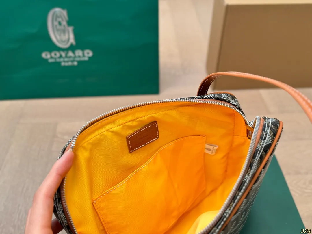 &yen;140折叠盒 戈雅Goyard腋下包 拥有新包就拥有好心情！ 简单的穿搭永远不过时，舒服随性耐看！ 点亮一下整体造型 实在太好看了！实物太美丽了！ 果然是一只实用又时髦百搭的包！！！ 尺寸23 19