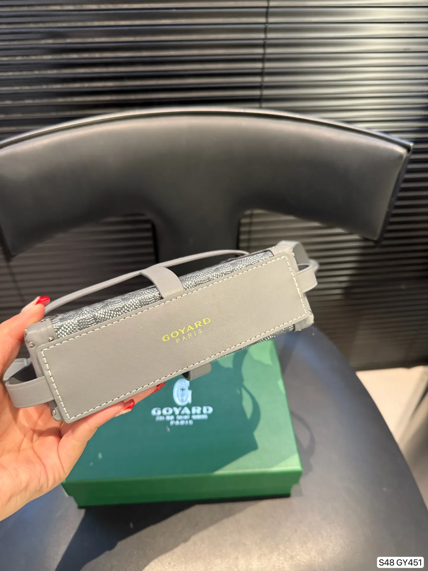 P290 戈雅配盒子极致奢华Goyard银色Mina 硬箱 时尚冷色调 限定银色款 可以斜挎的小硬箱 打造您的时尚搭配 日常出街吸引人的斜挎硬箱包 专属工匠的制作完成签名 日期。 Mina极致奢华硬箱 传承经典硬箱工艺 特别金属银色，特别彩绘3Y字母 出街造型一把手 打造时尚look 精致小巧 男女都可 尺寸16.5 11 货号GY451