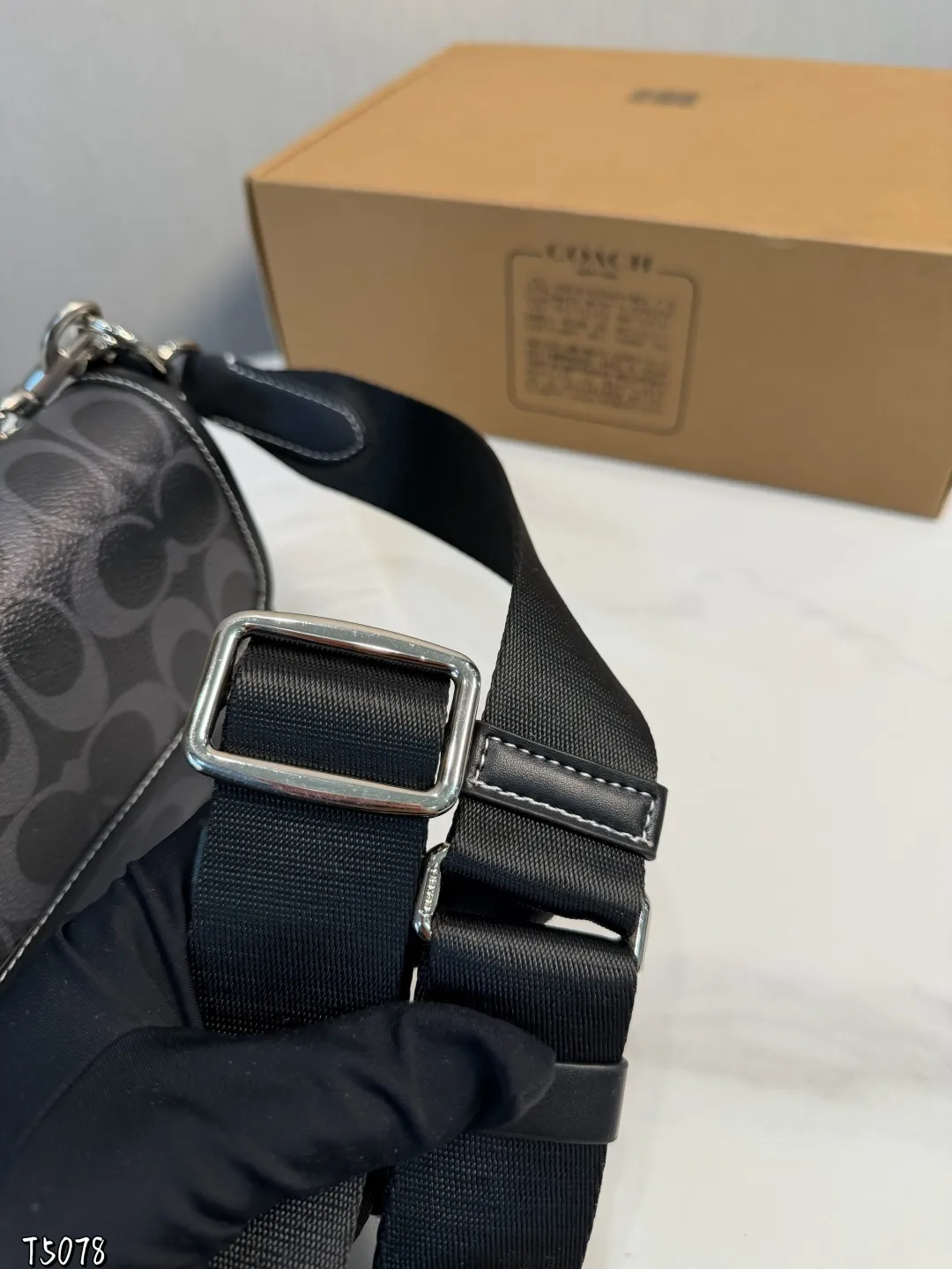 ❤️p150(礼盒包装)❤️ C家 新品黑色 男生都会喜欢的相机包! 款式对于男生来说真的太友好了又能装又百搭 搜索🔍蔻驰 coach 男包尺寸:19*5*13cm